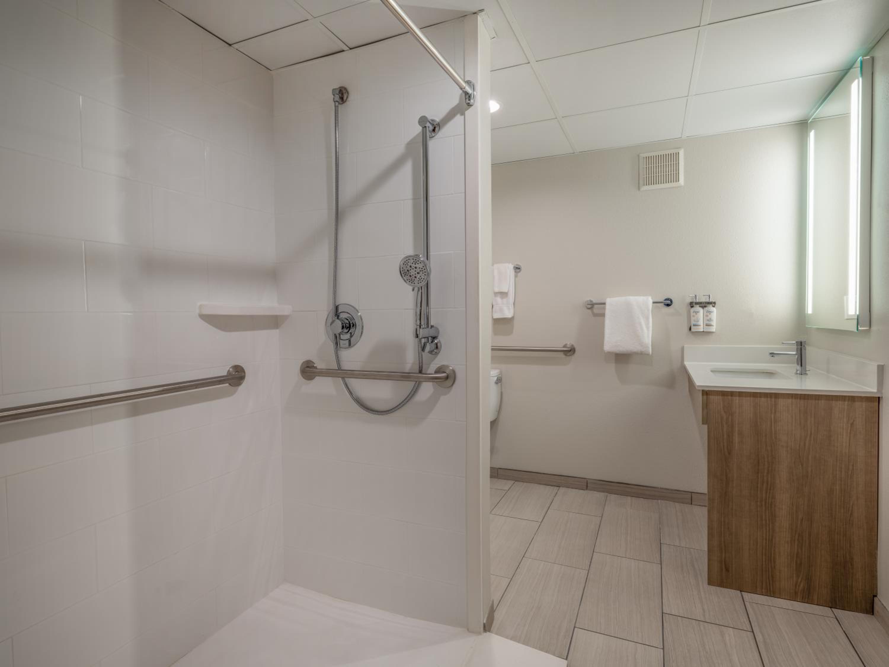King Studio Suite with Mobility Accessible Tub - Non-Smoking - Photo 8