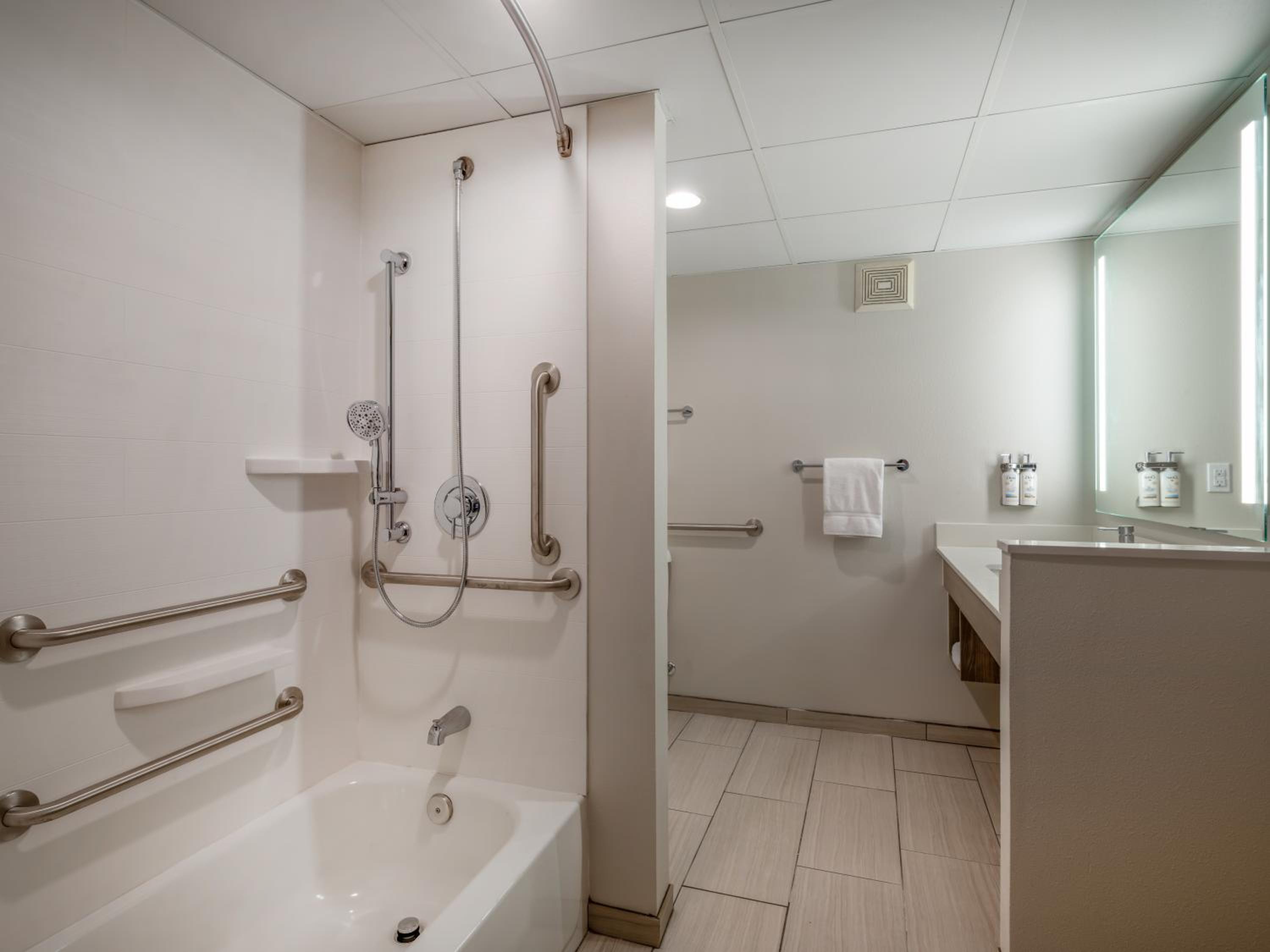 Queen Room with Two Queen Beds and Mobility Accessible Tub - Photo 2
