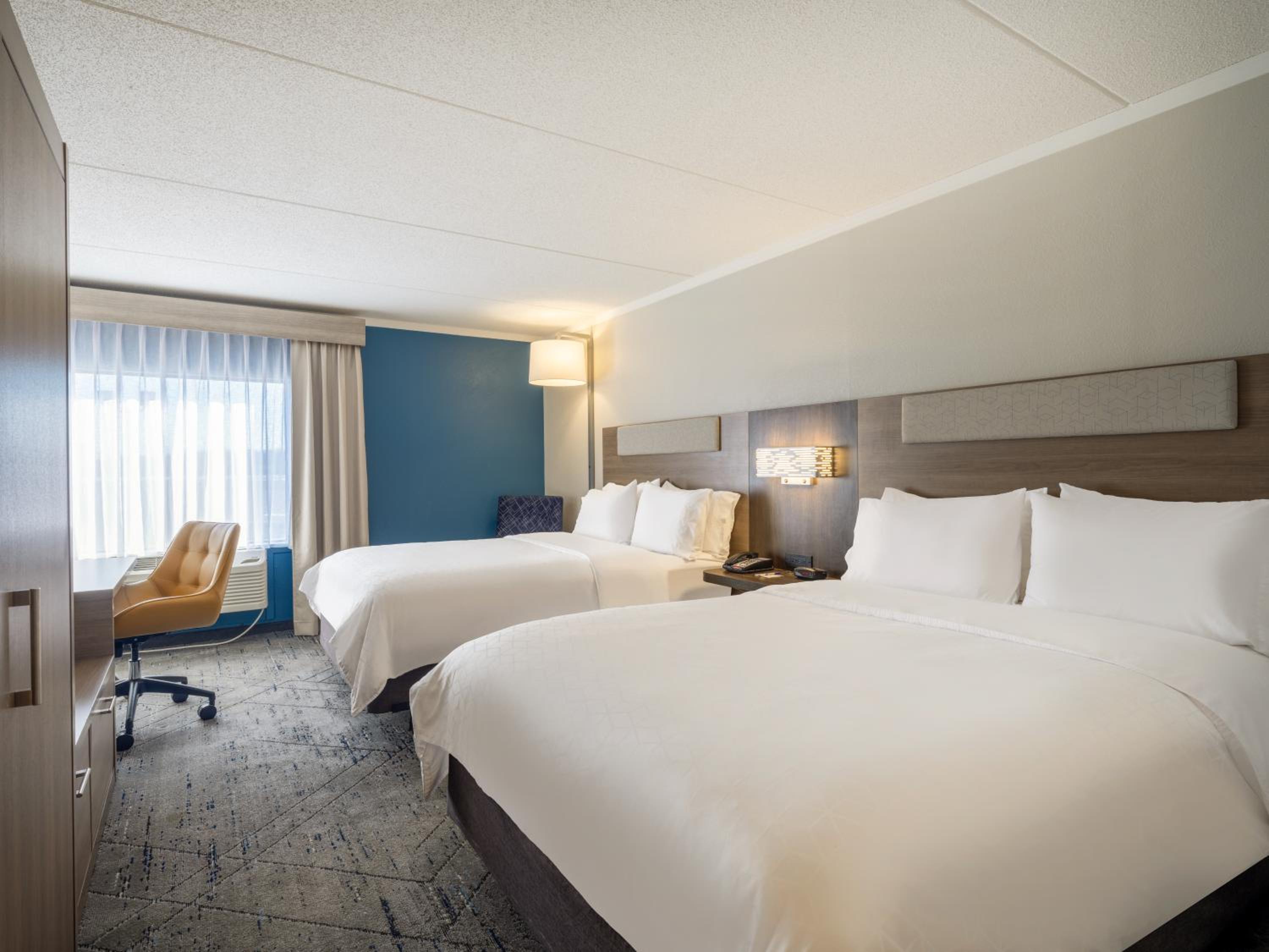 Standard Room with Two Queen Beds - Photo 6