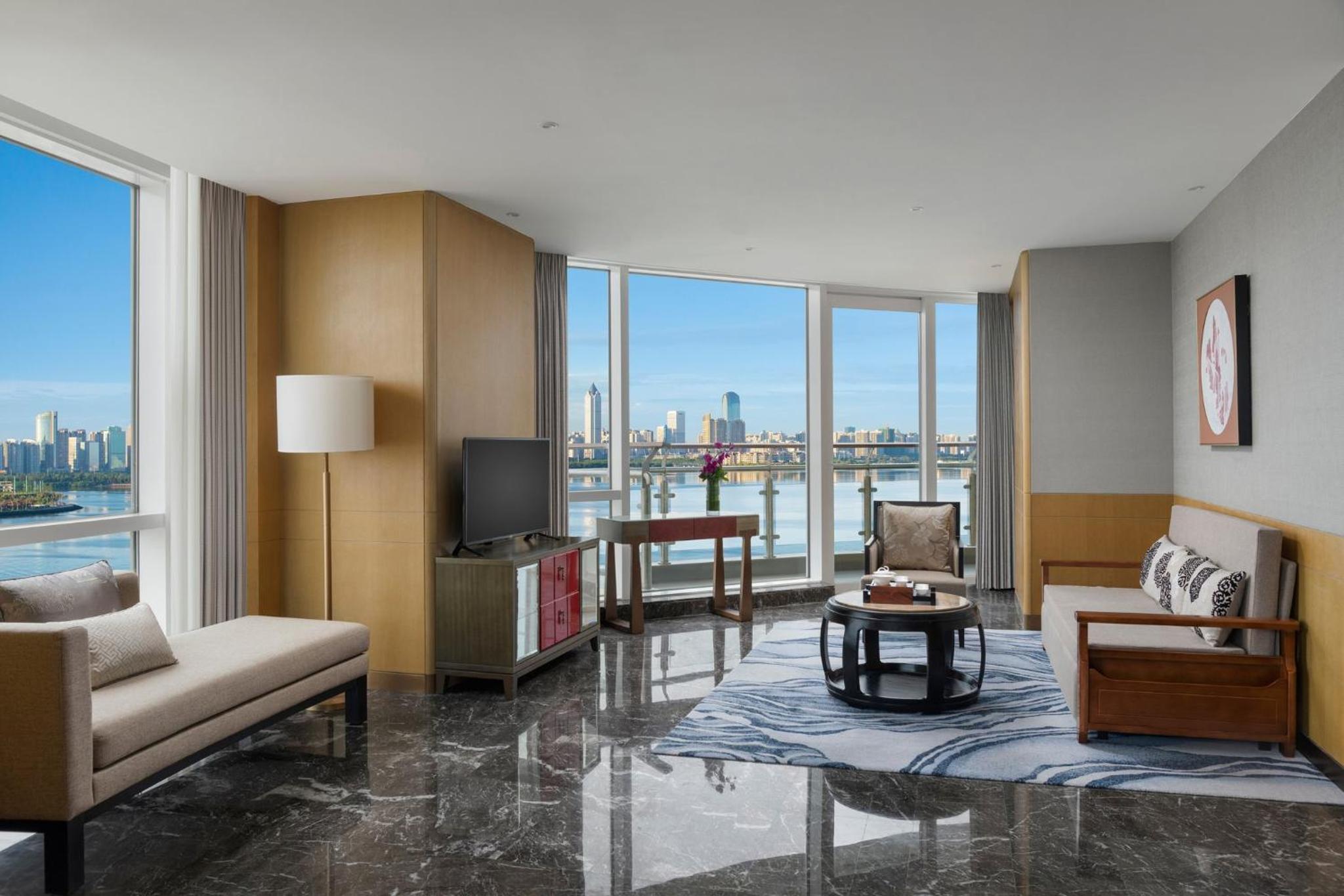 Two-Bedroom Suite with Sea View and Kitchen