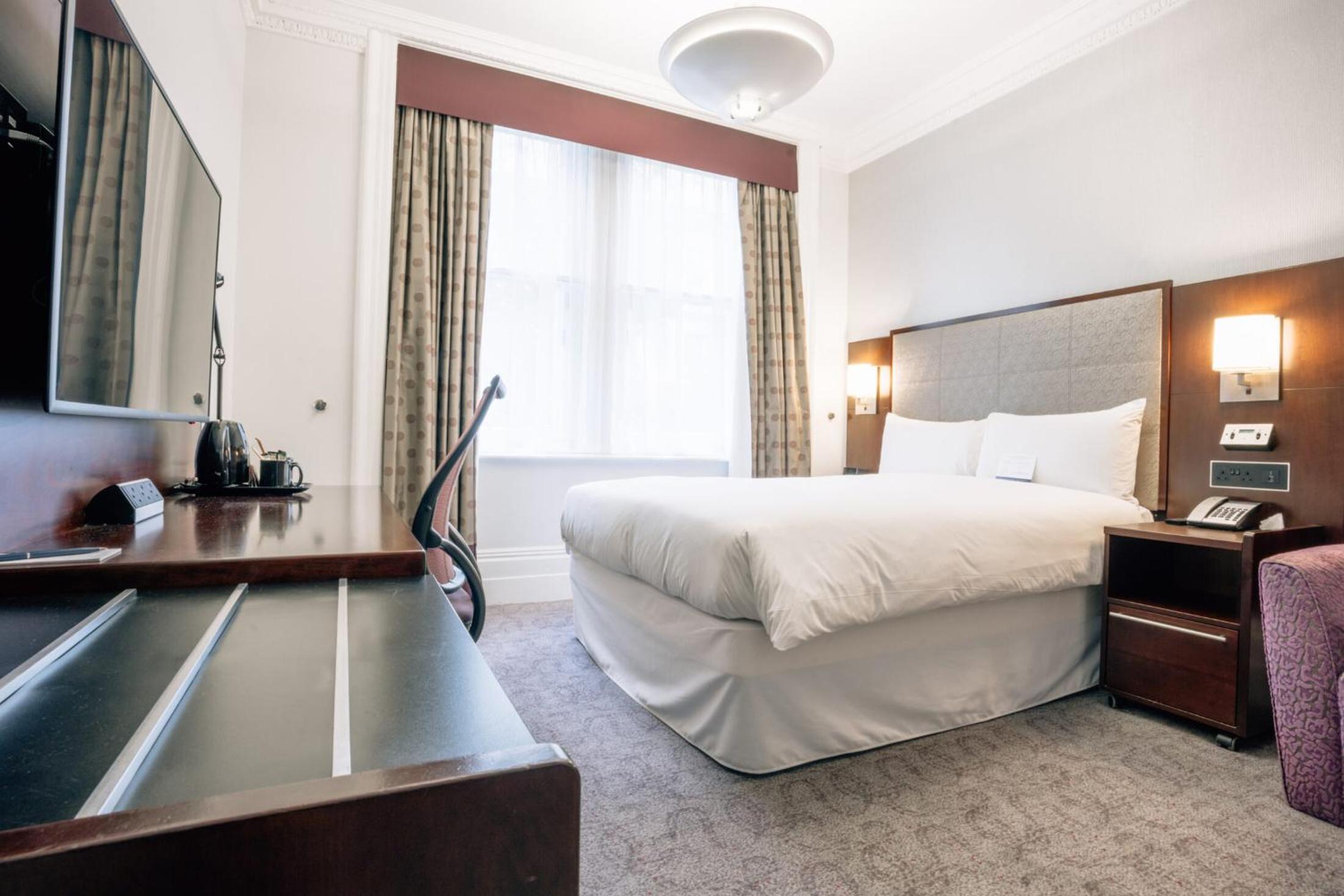 Standard King Room thumbnail 5