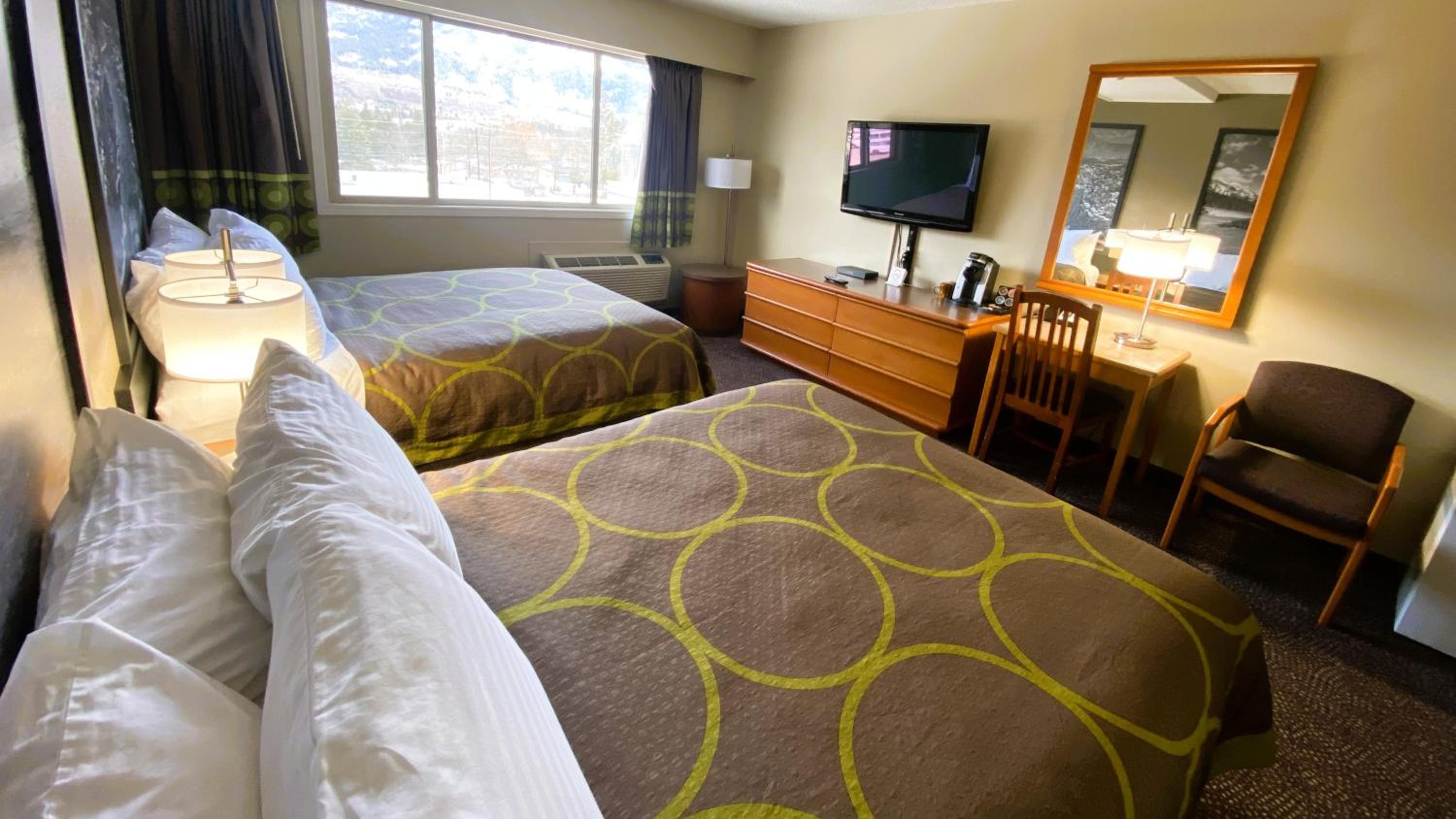 Standard Queen Room with Two Queen Beds - Photo 4