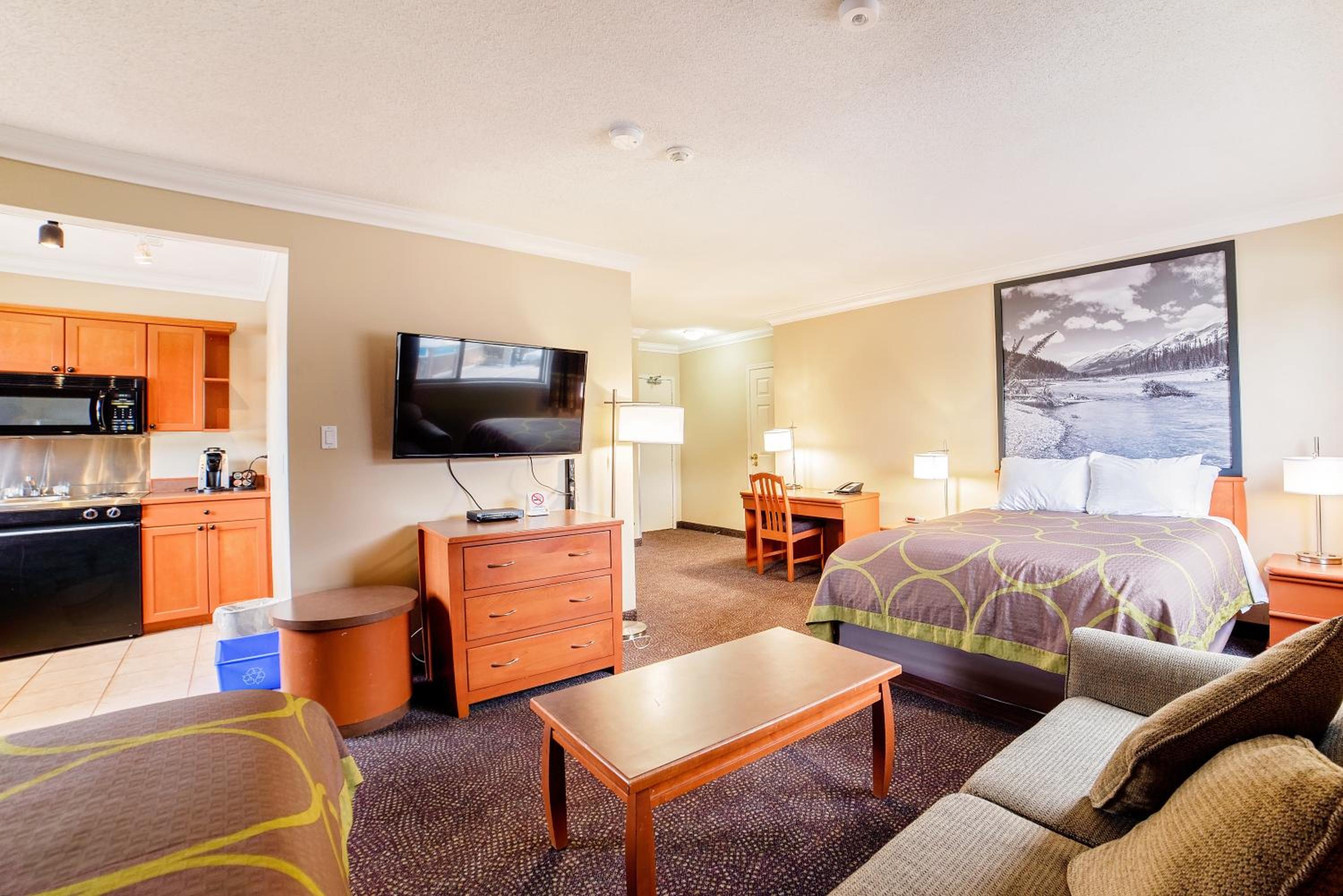 Queen Room with Two Queen Beds - Pet Friendly - Photo 2
