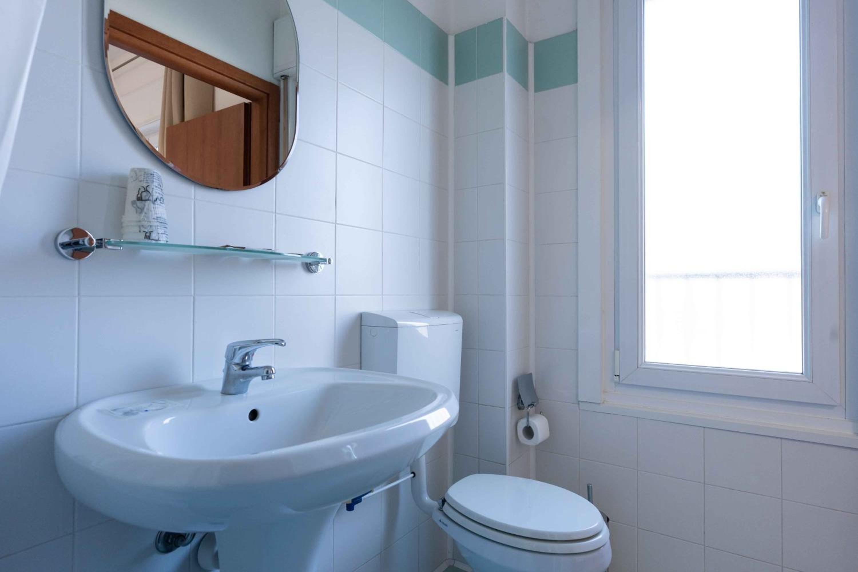 Quadruple Room with Private Bathroom photo 2