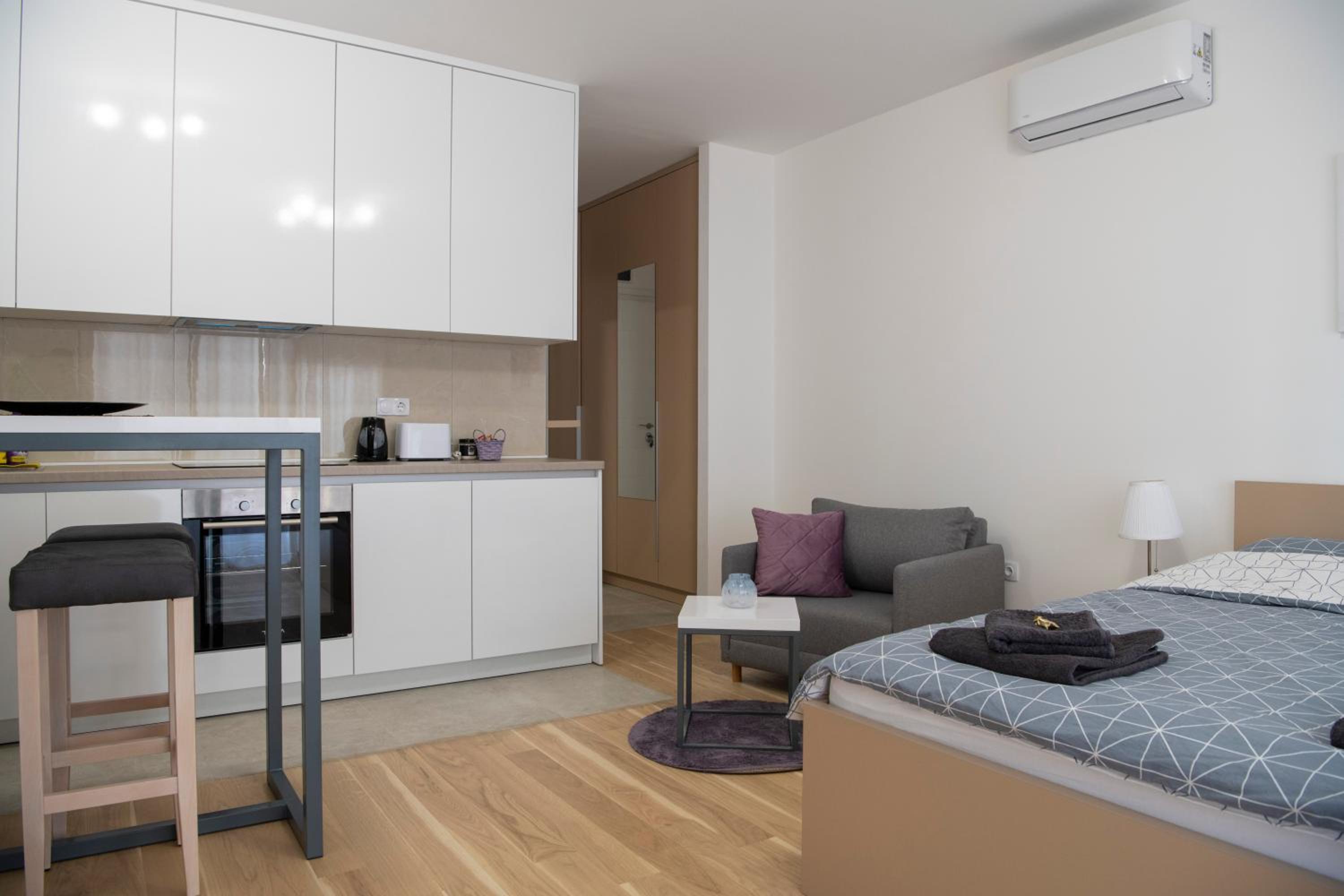 One-Bedroom Apartment photo 1