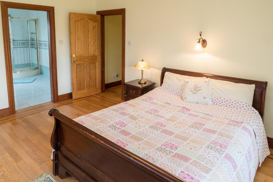 Five-Bedroom House photo 1