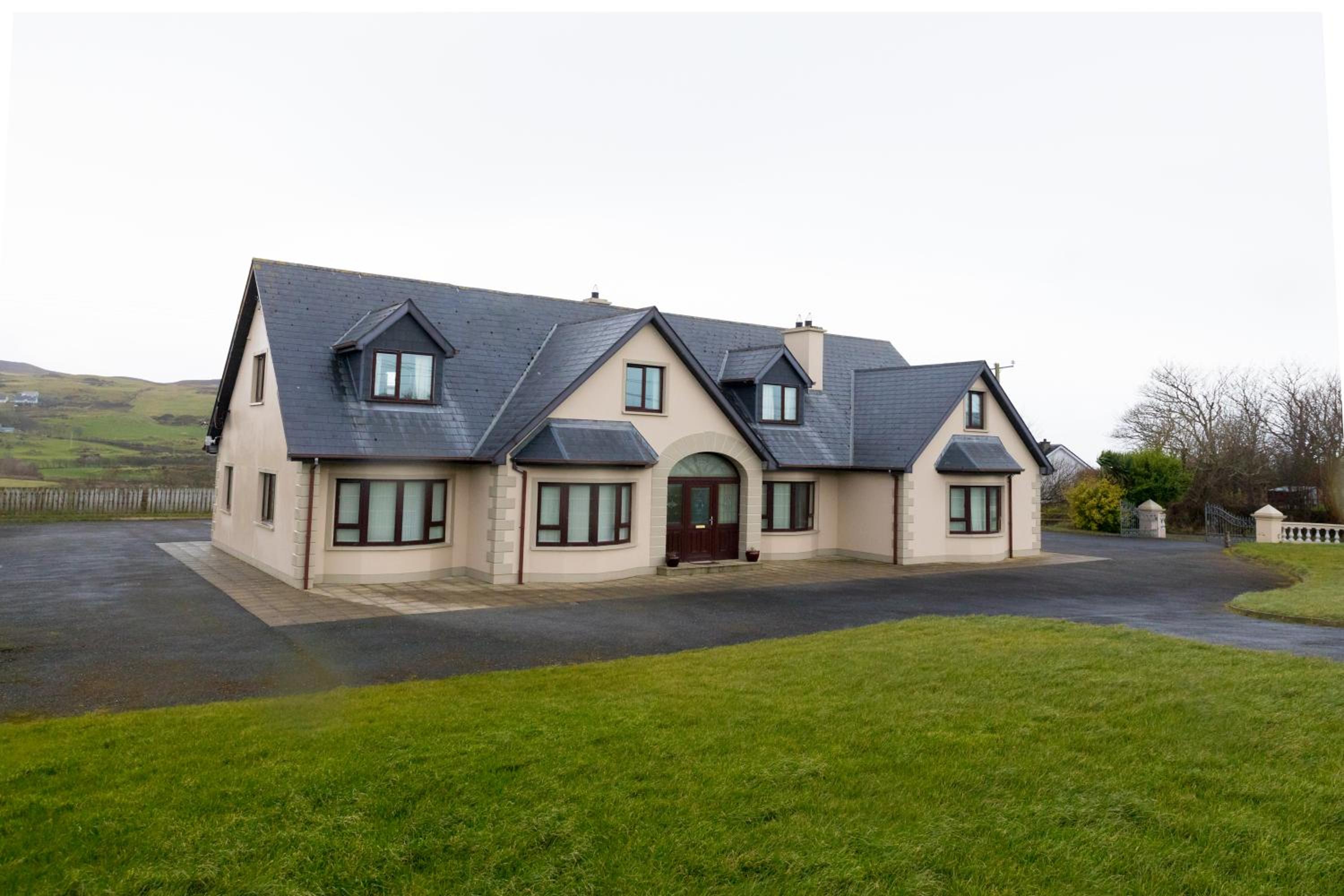 Five-Bedroom House photo 3