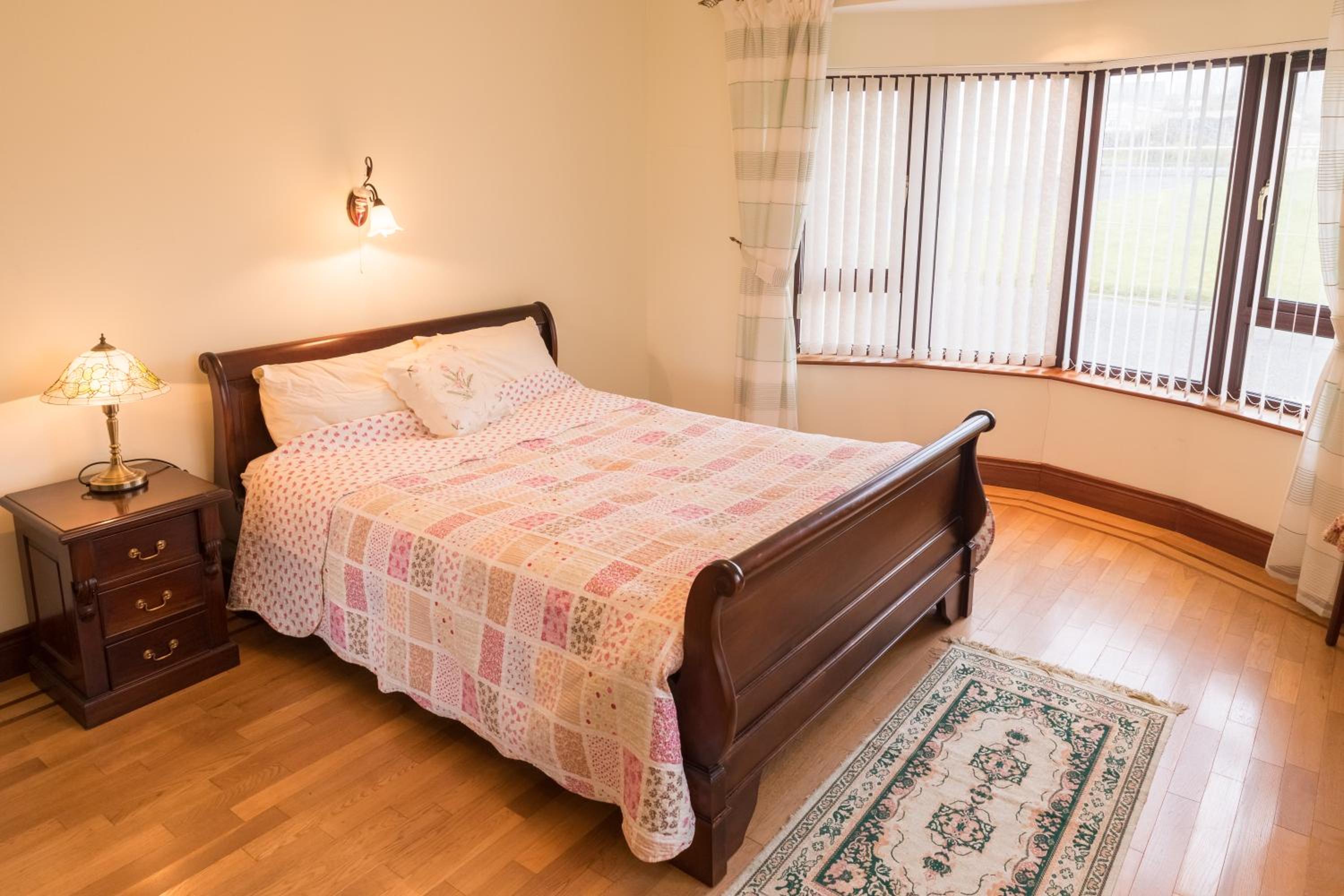 Five-Bedroom House photo 2