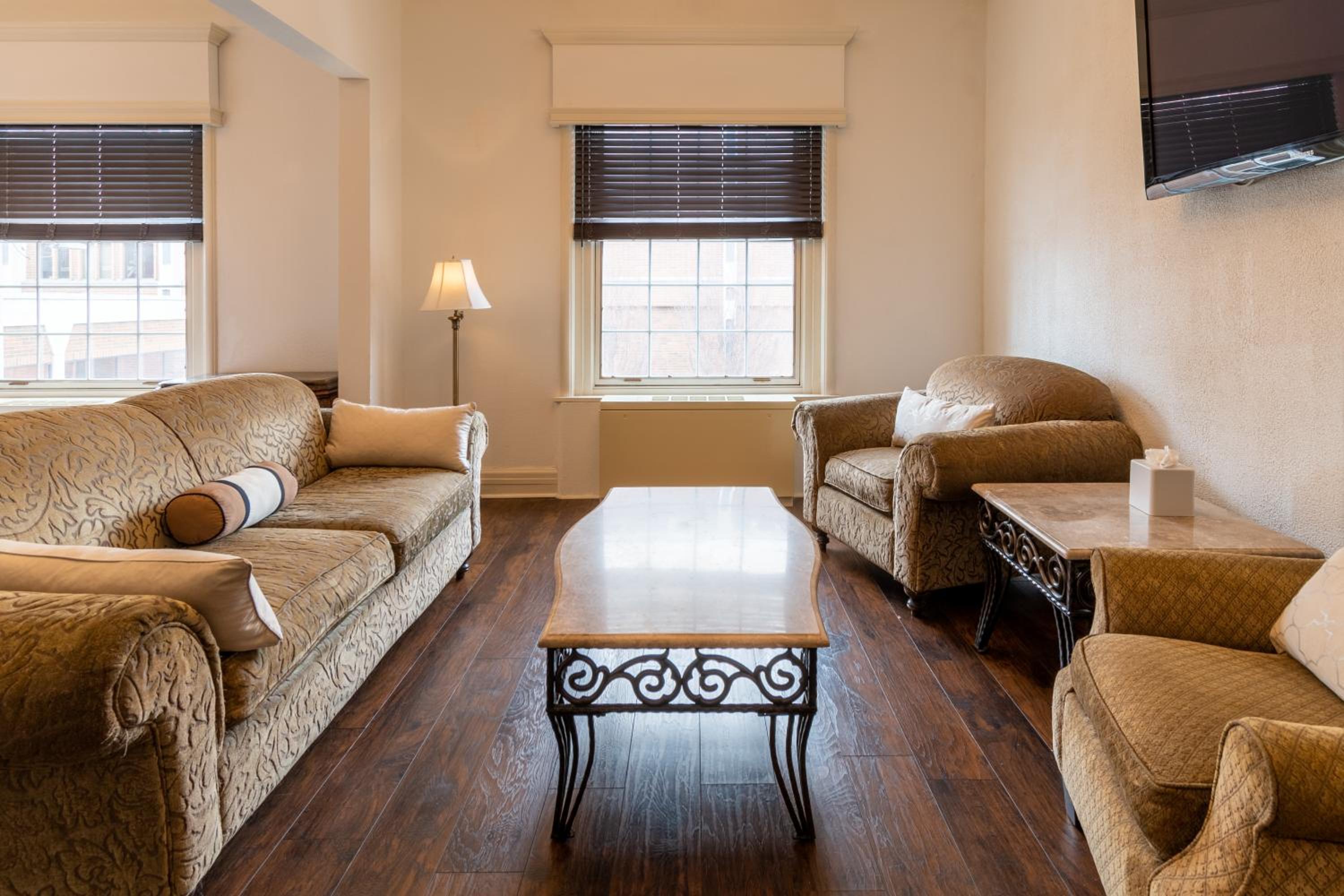 Standard Suite - Photo 6