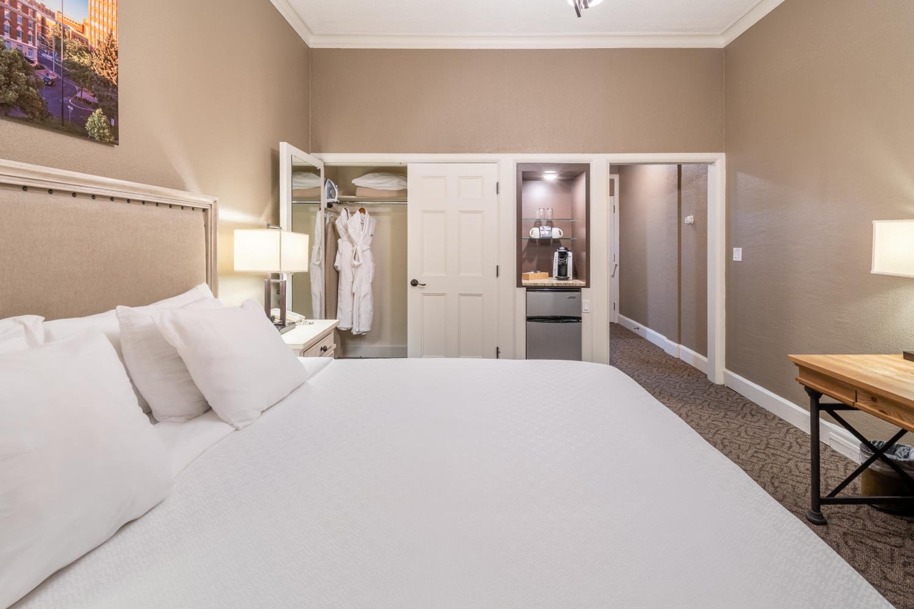 Deluxe King Room - Photo 1