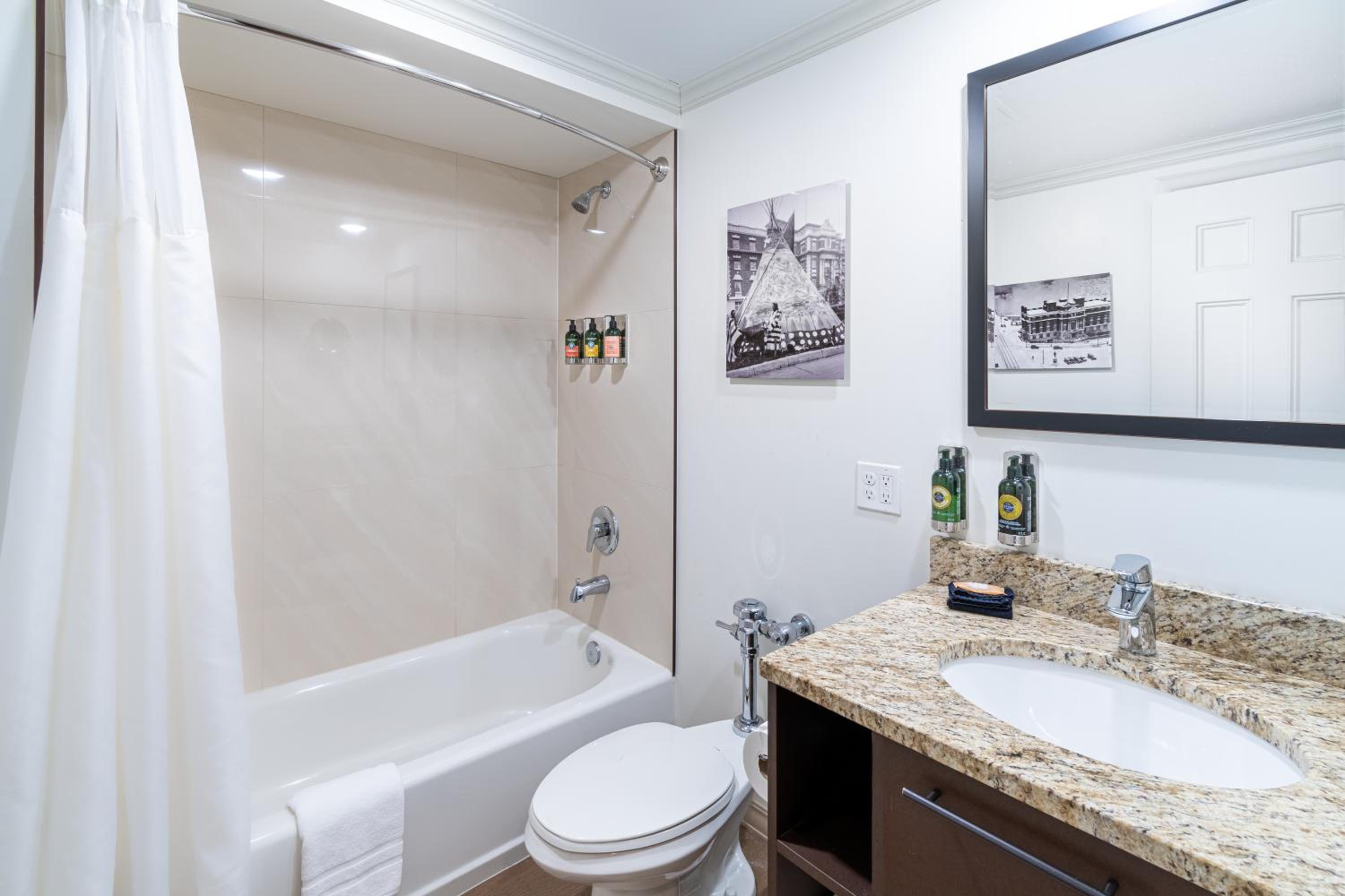 Deluxe King Room - Photo 4