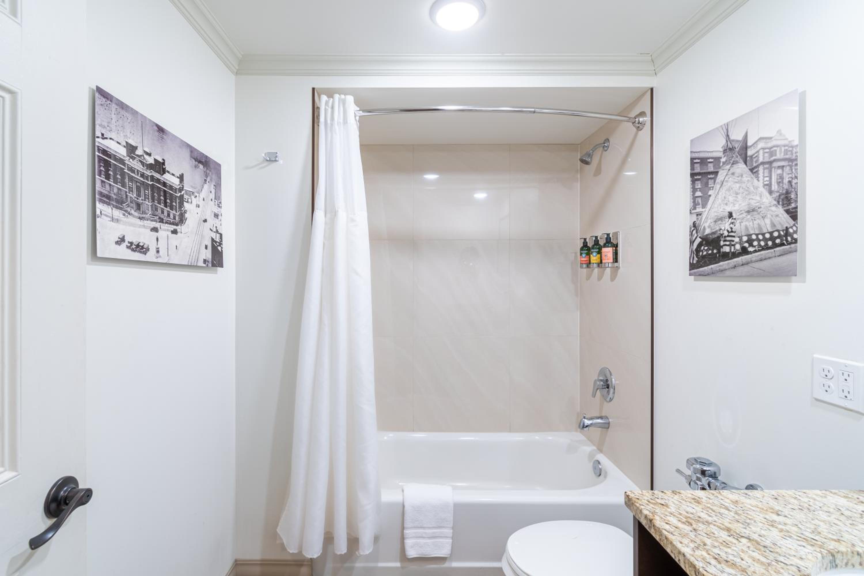 Deluxe King Room - Photo 2