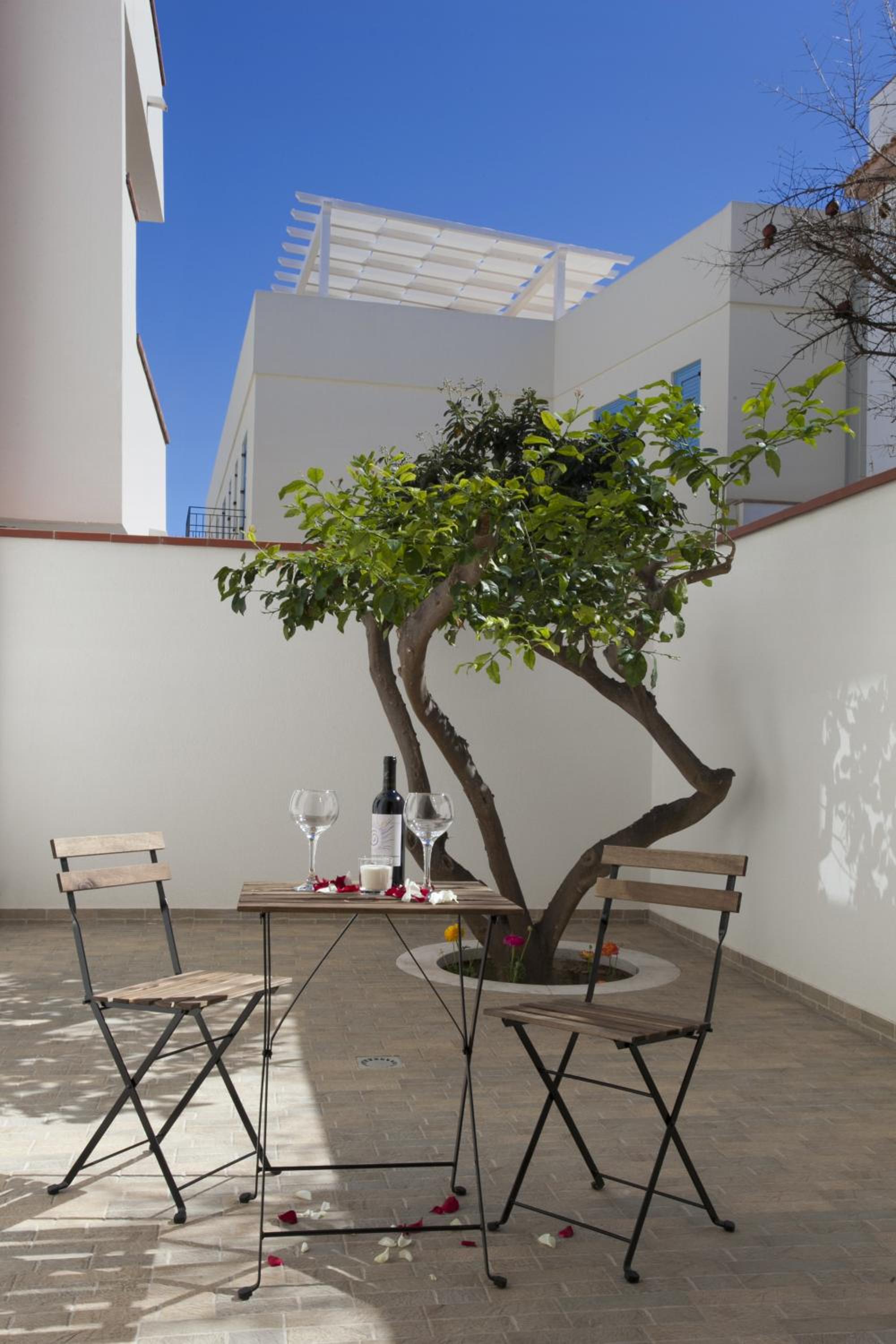 Double Room with Patio, photo 7