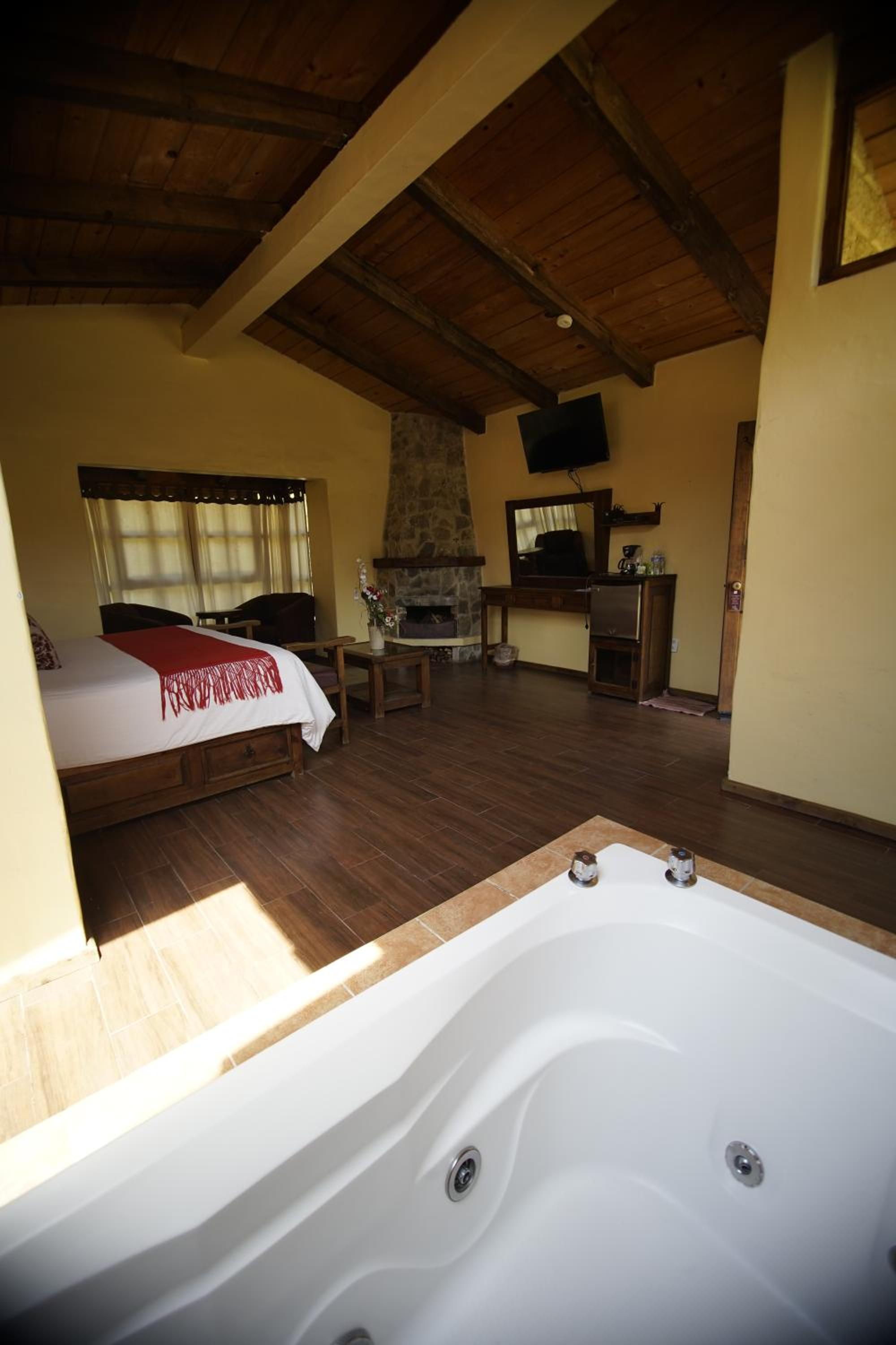 King Suite with Spa Bath - Photo 17