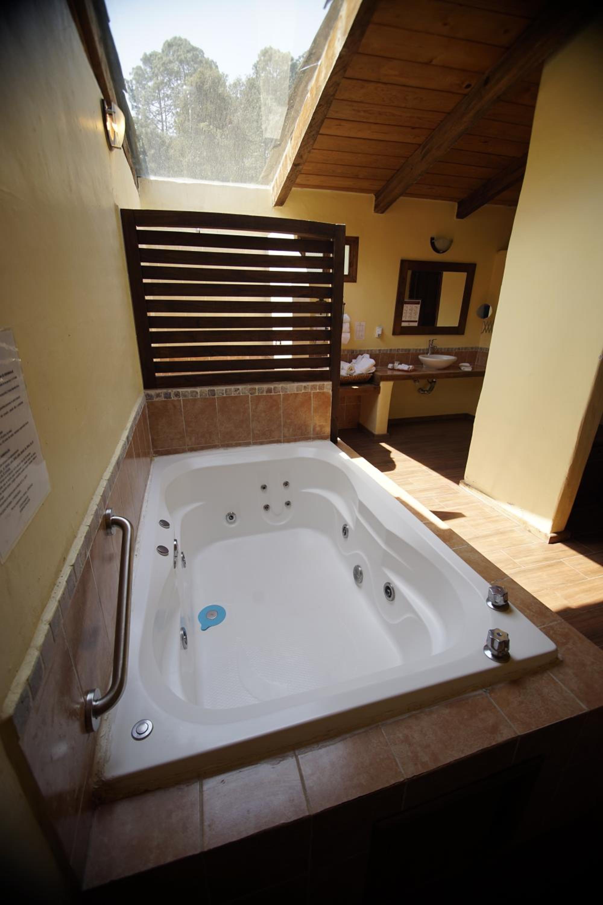 King Suite with Spa Bath - Photo 16