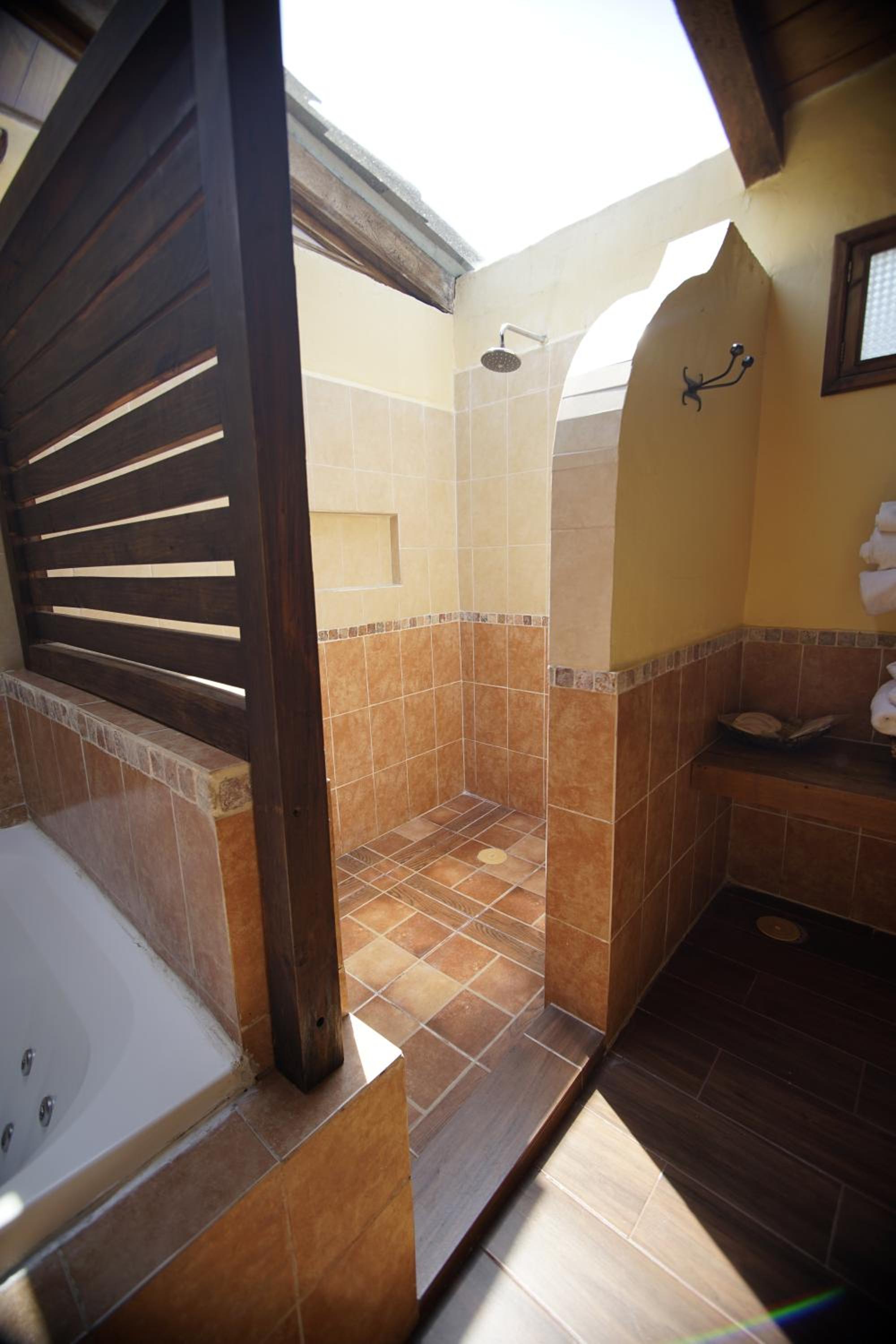King Suite with Spa Bath - Photo 13