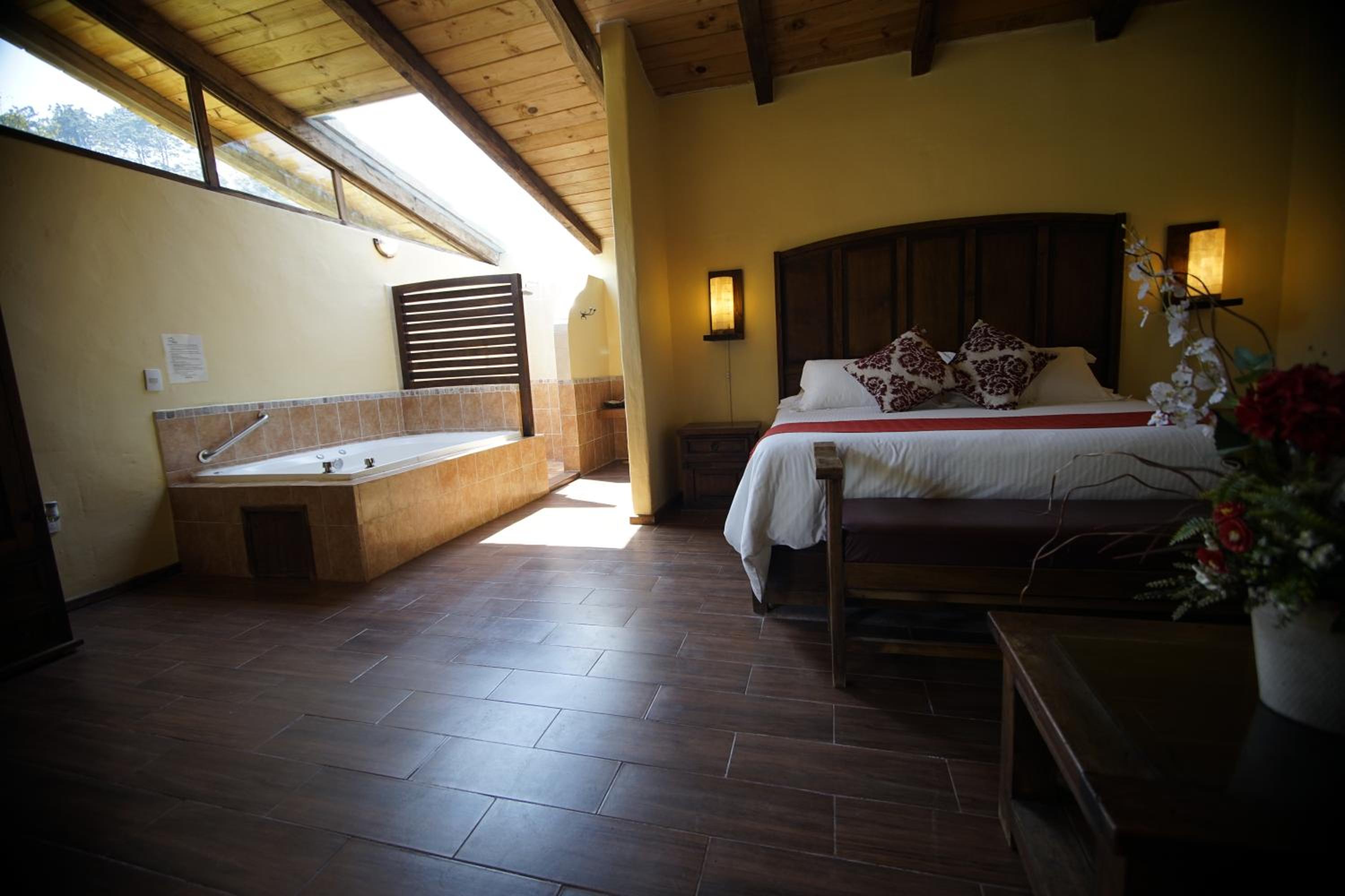 King Suite with Spa Bath - Photo 12