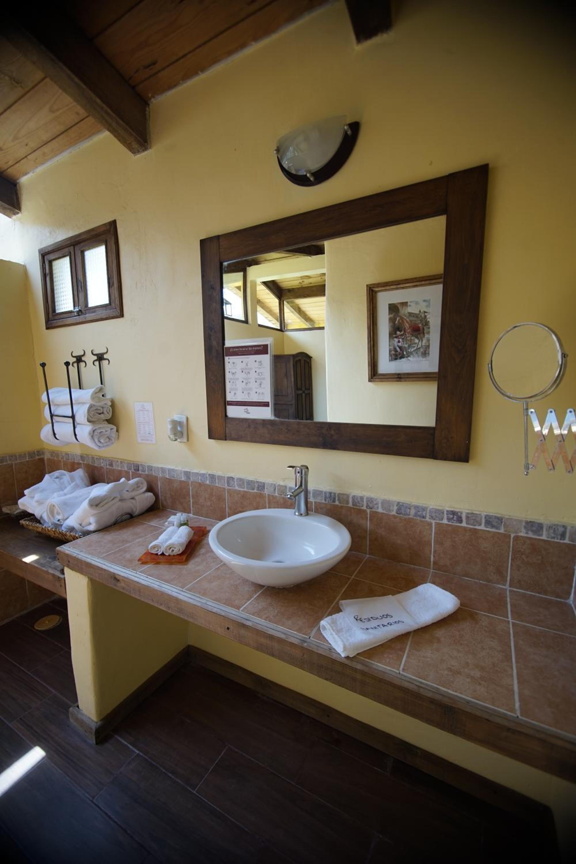 King Suite with Spa Bath - Photo 11