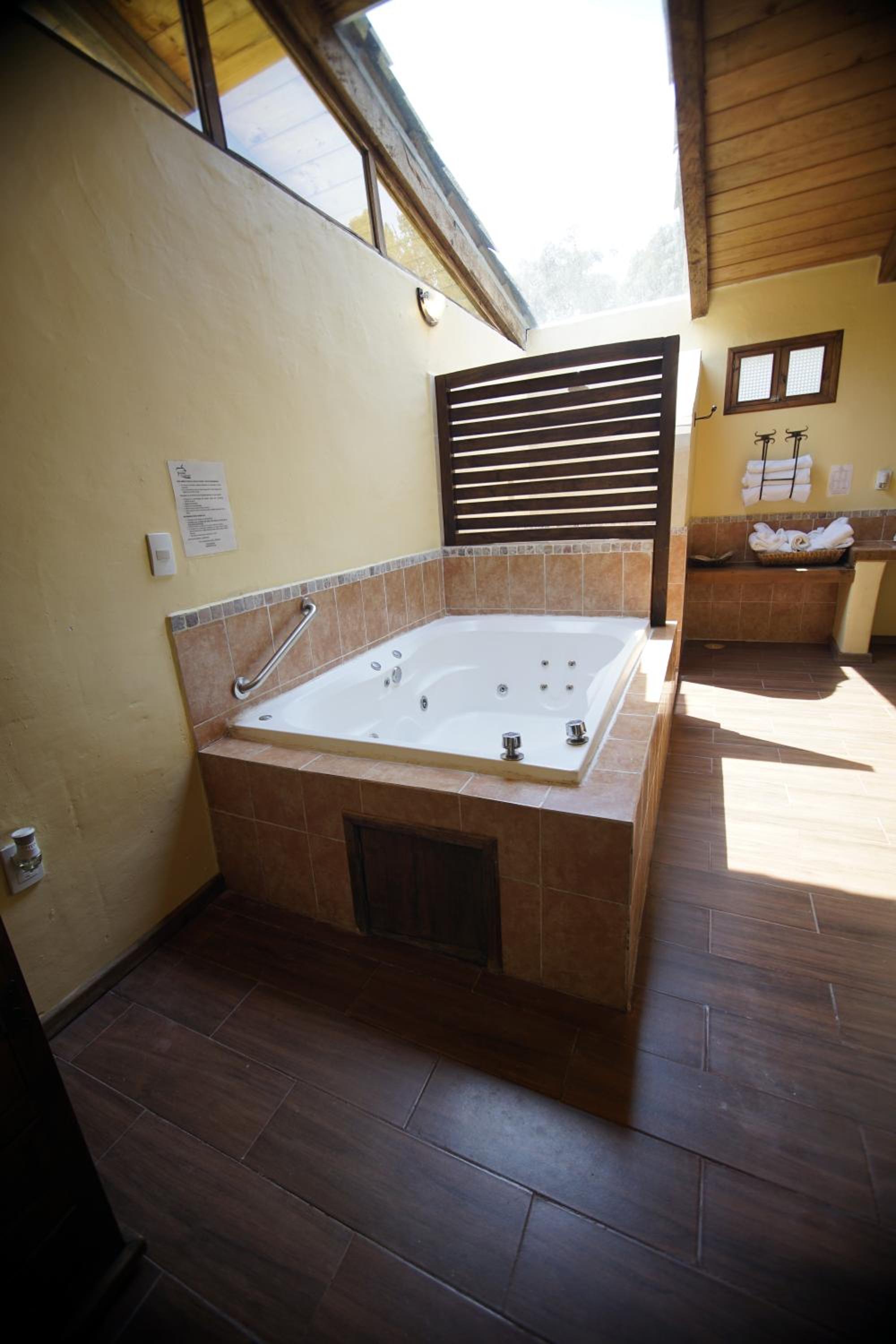 King Suite with Spa Bath - Photo 9
