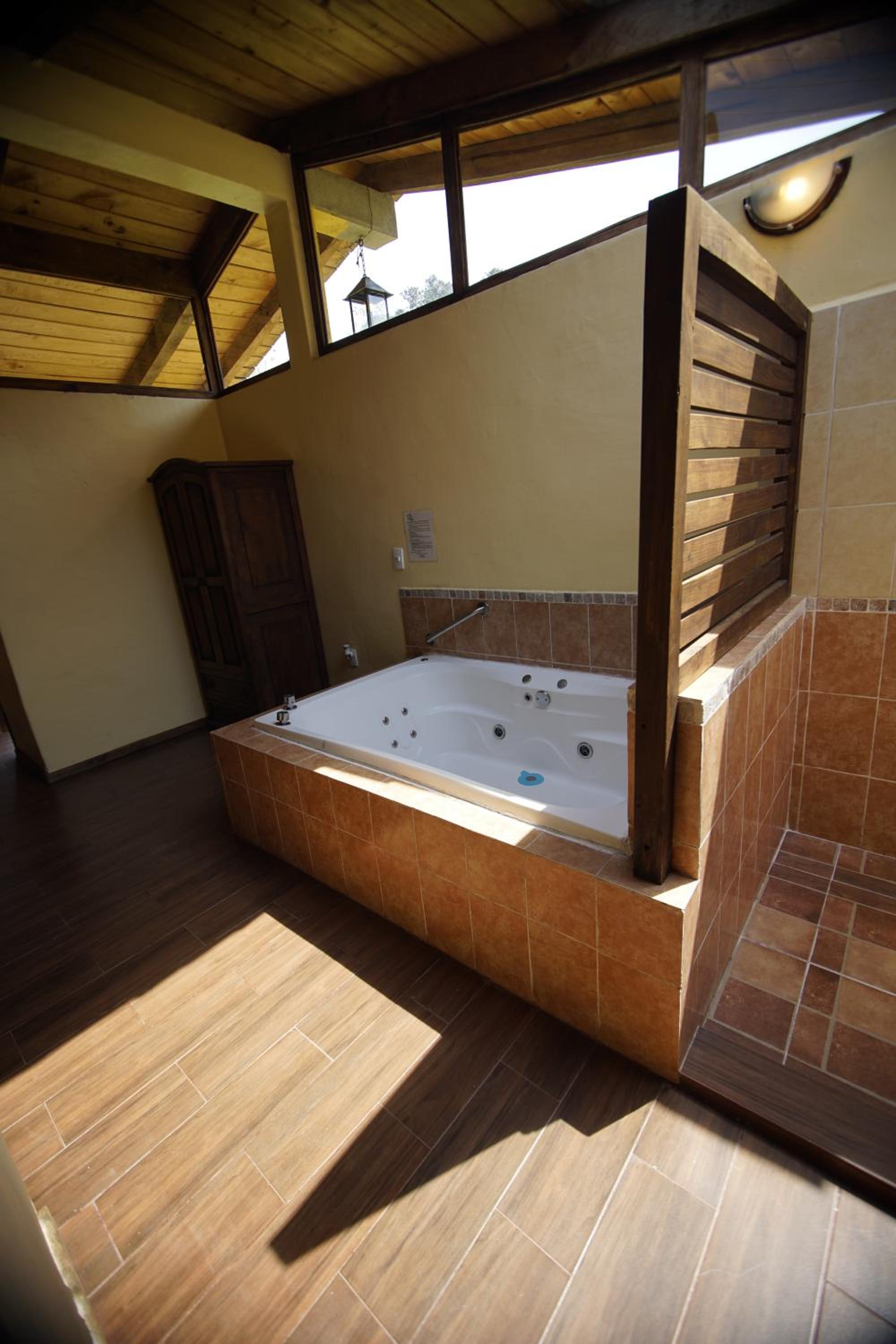 King Suite with Spa Bath - Photo 4