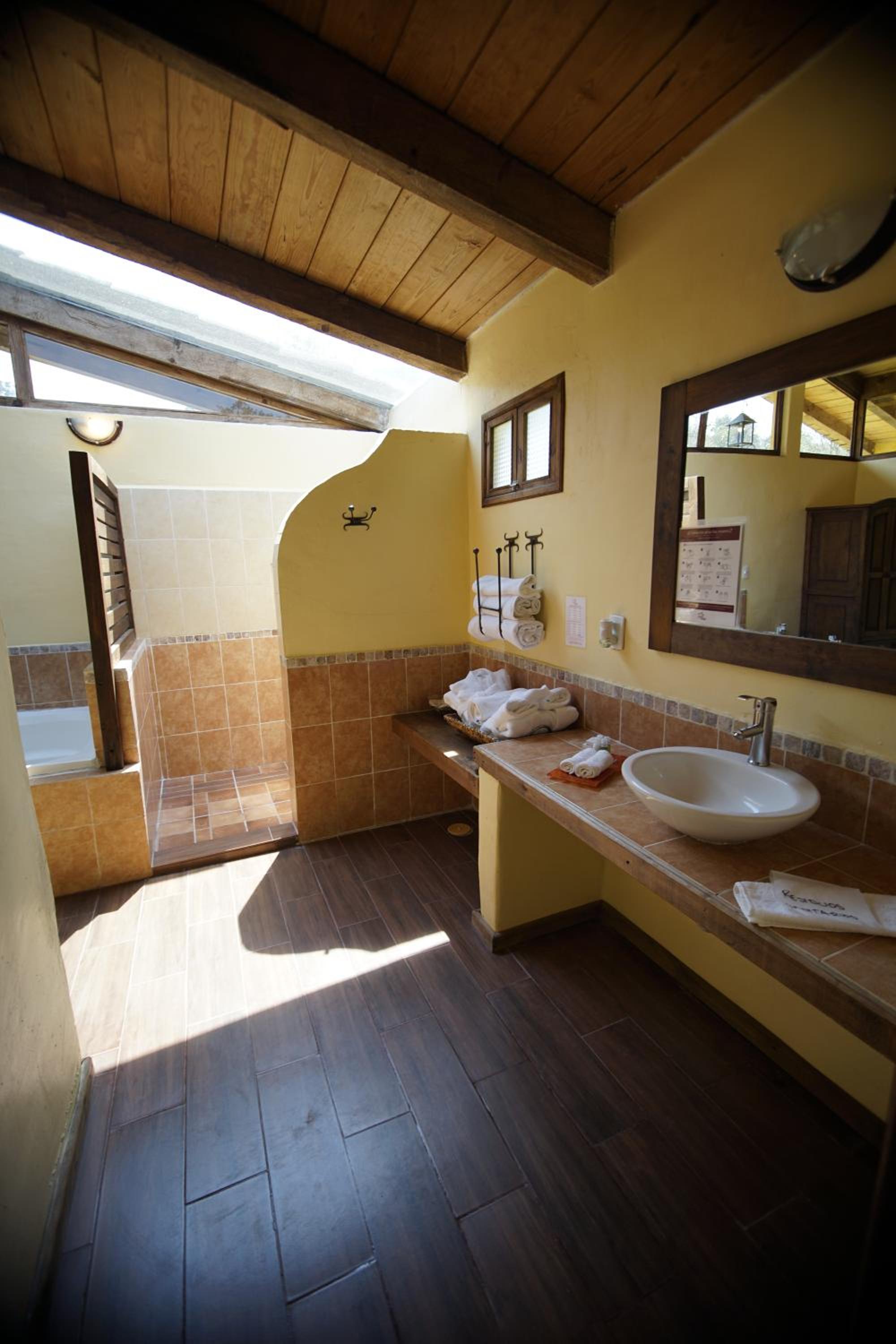 King Suite with Spa Bath - Photo 5