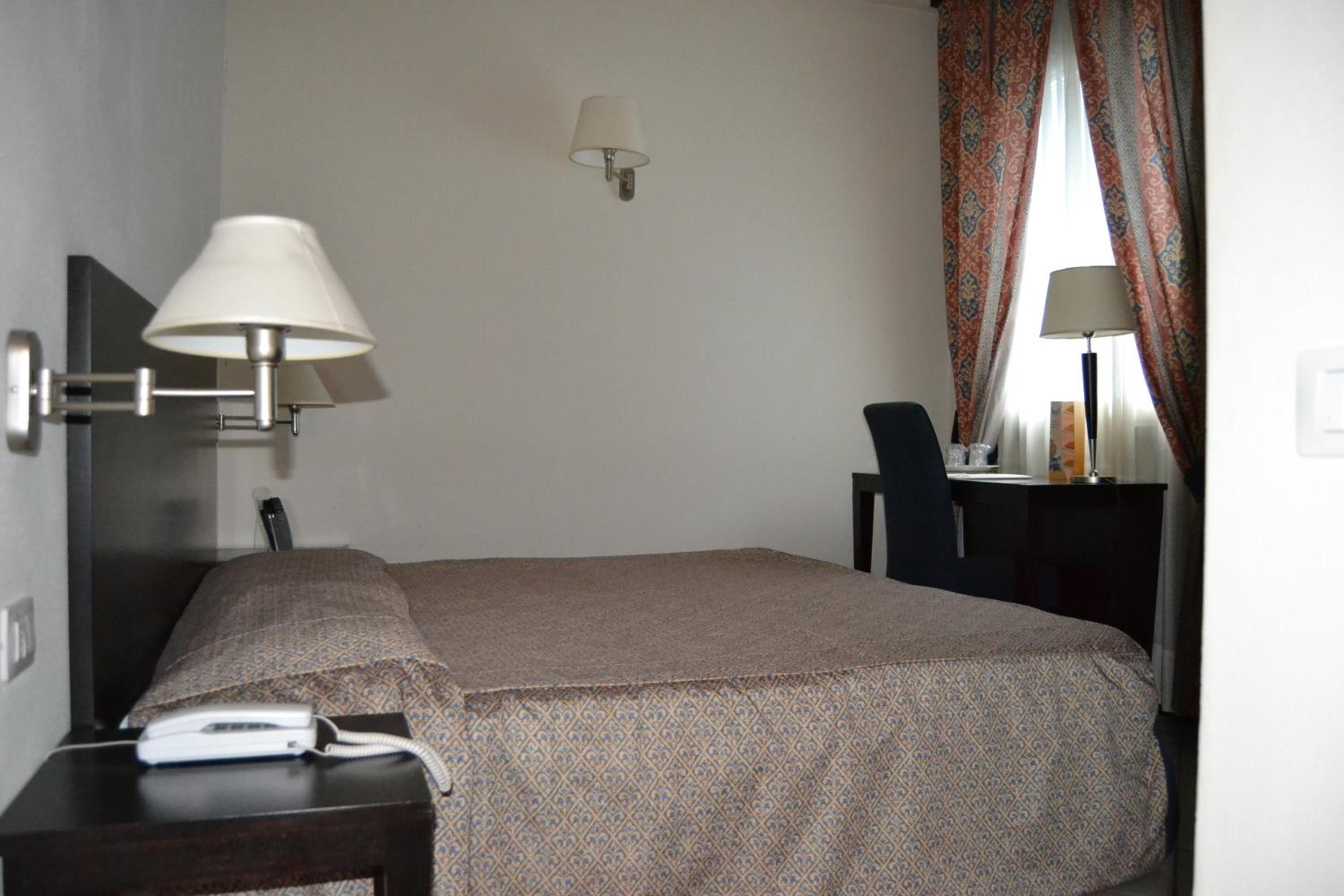 Double or Twin Room - Photo 6