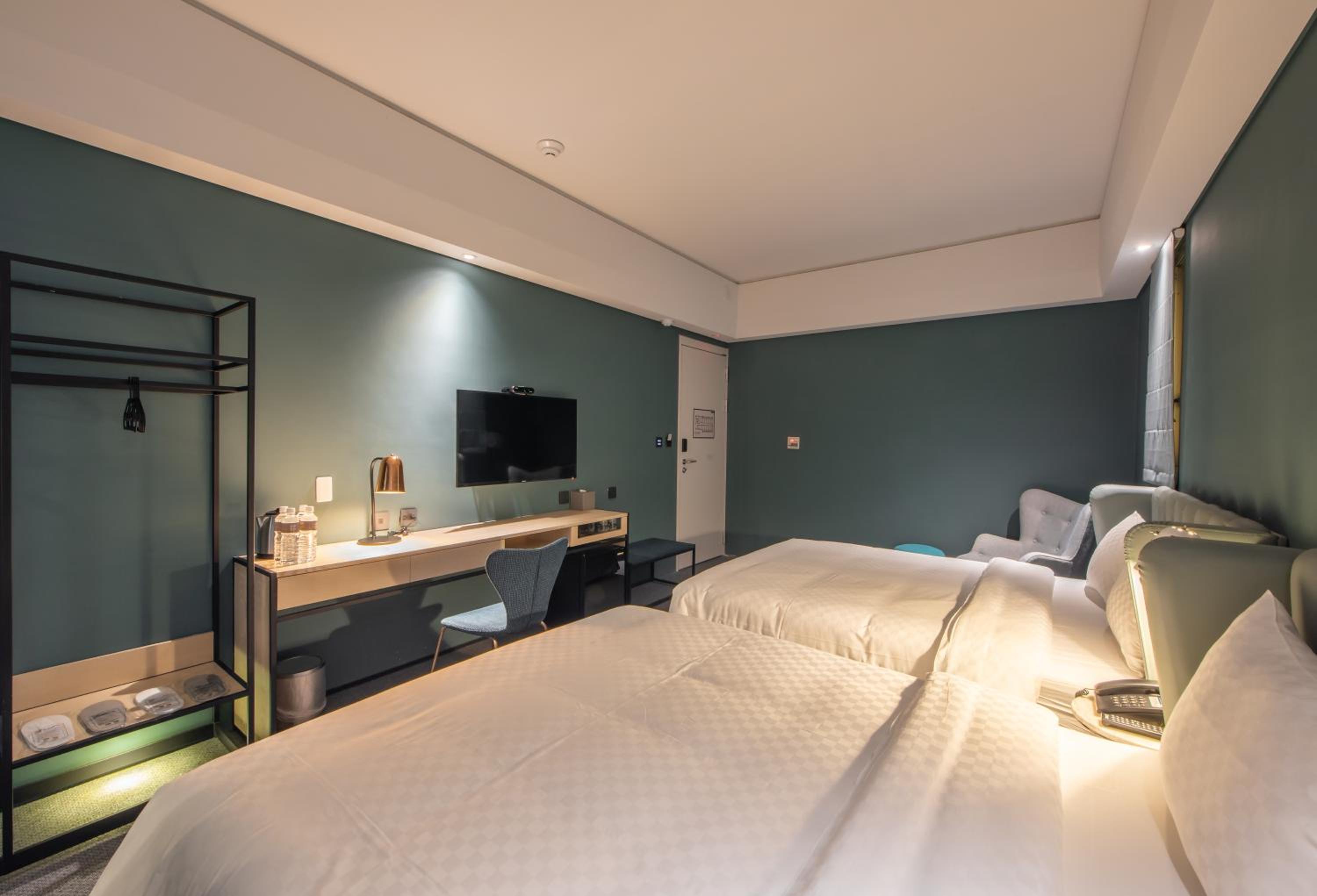 Quadruple Room with Bathroom - Photo 4