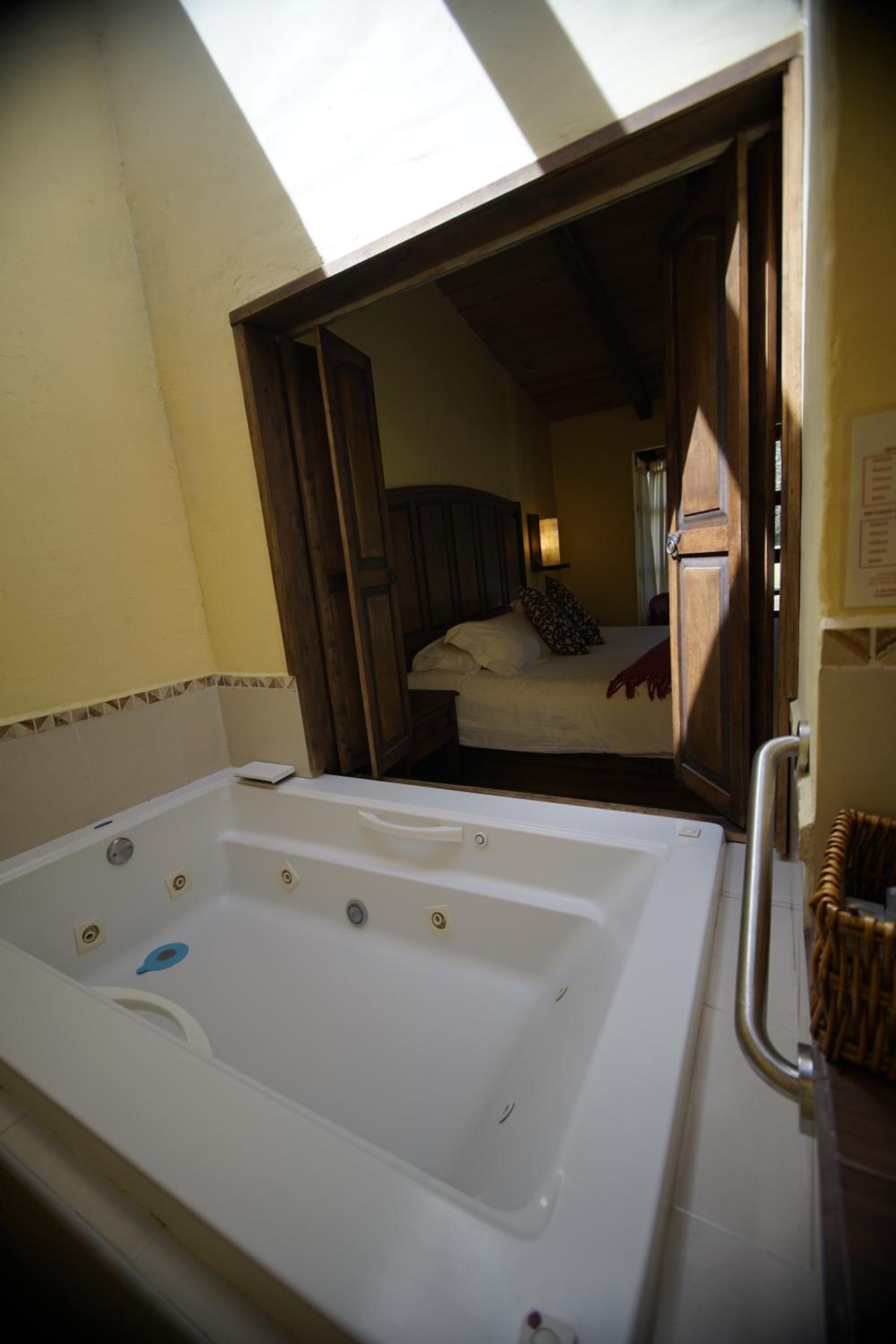Suite - Photo 11