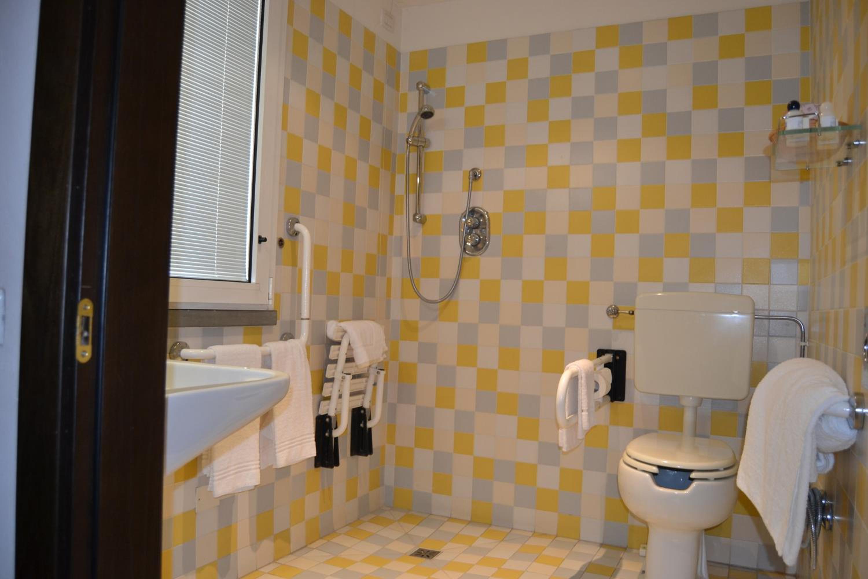 Double or Twin Room - Photo 11