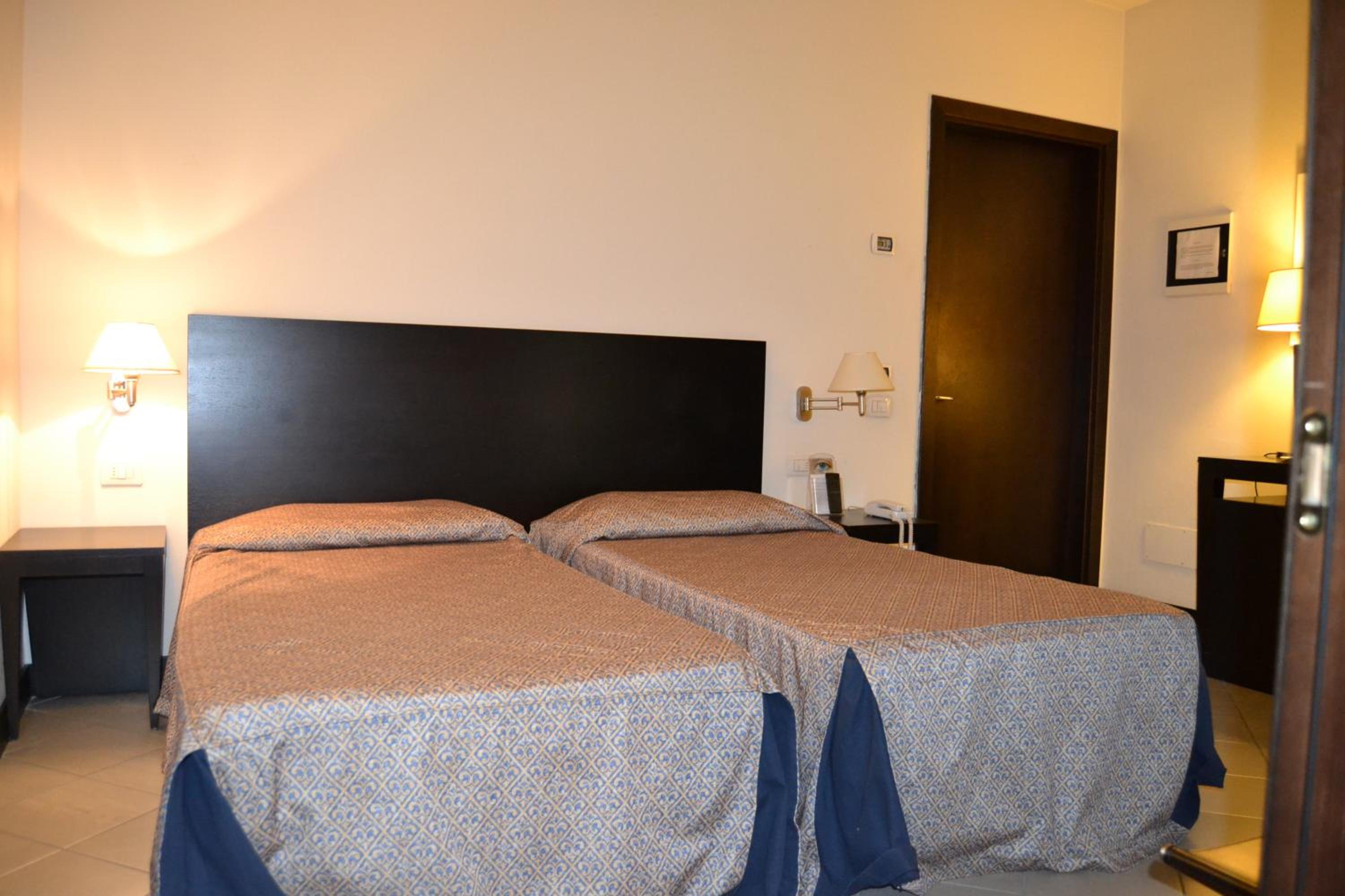 Double or Twin Room - Photo 10