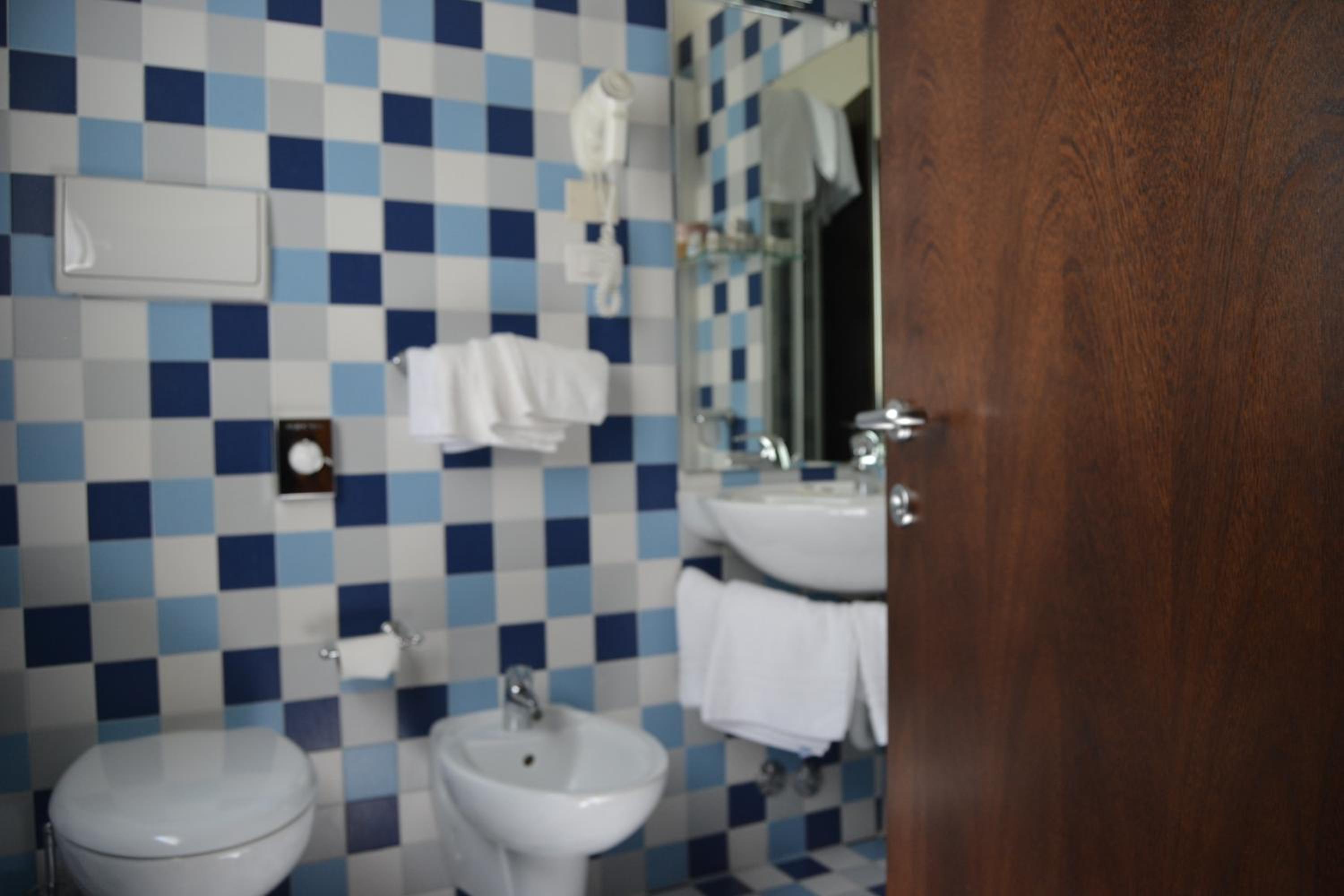 Double or Twin Room - Photo 8
