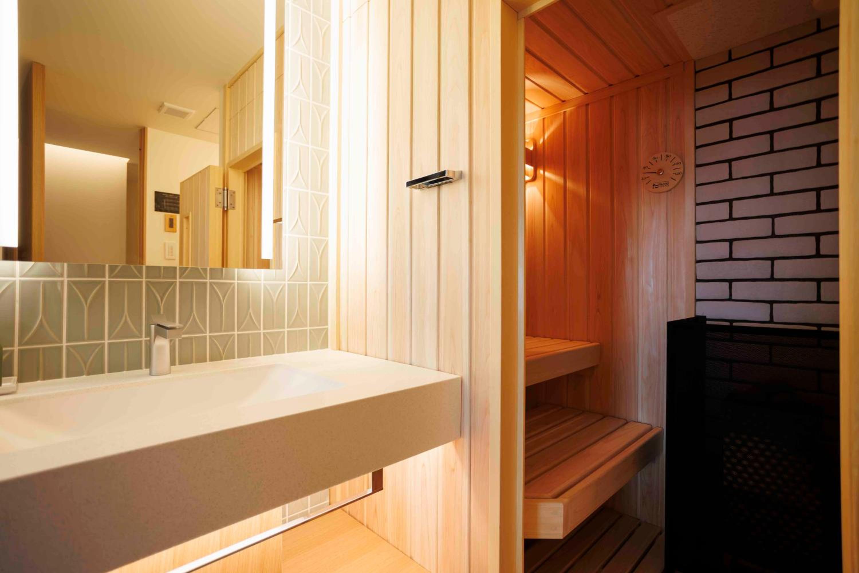 Deluxe Queen Room with Sauna - Photo 13