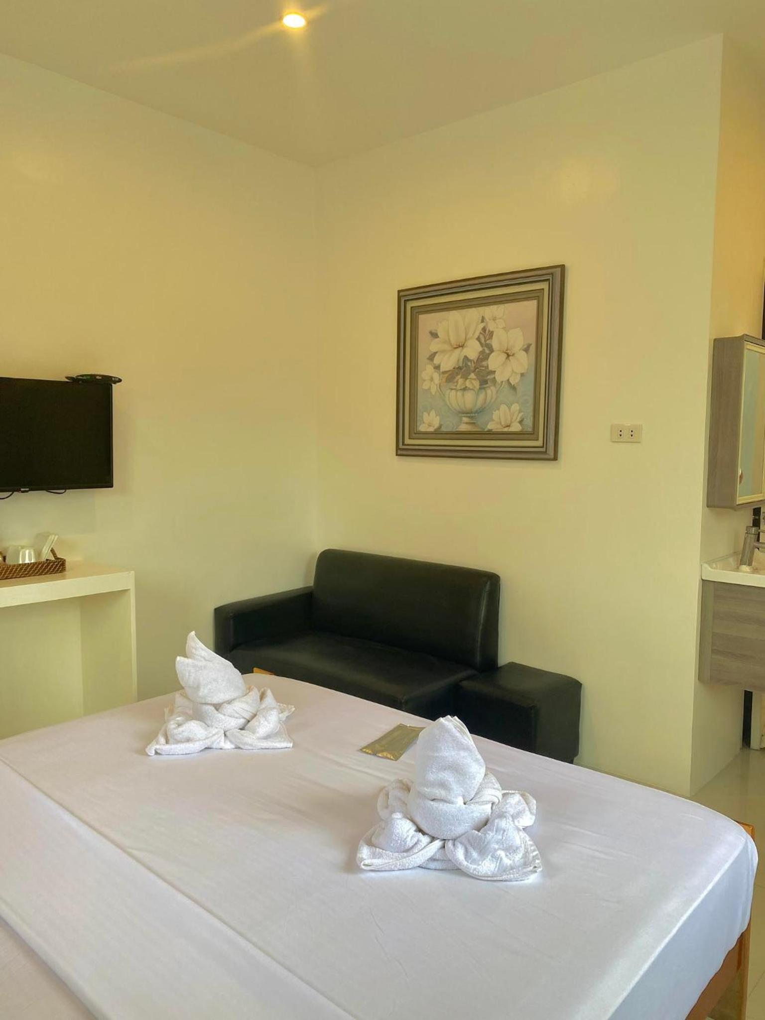 Deluxe Room - Photo 17