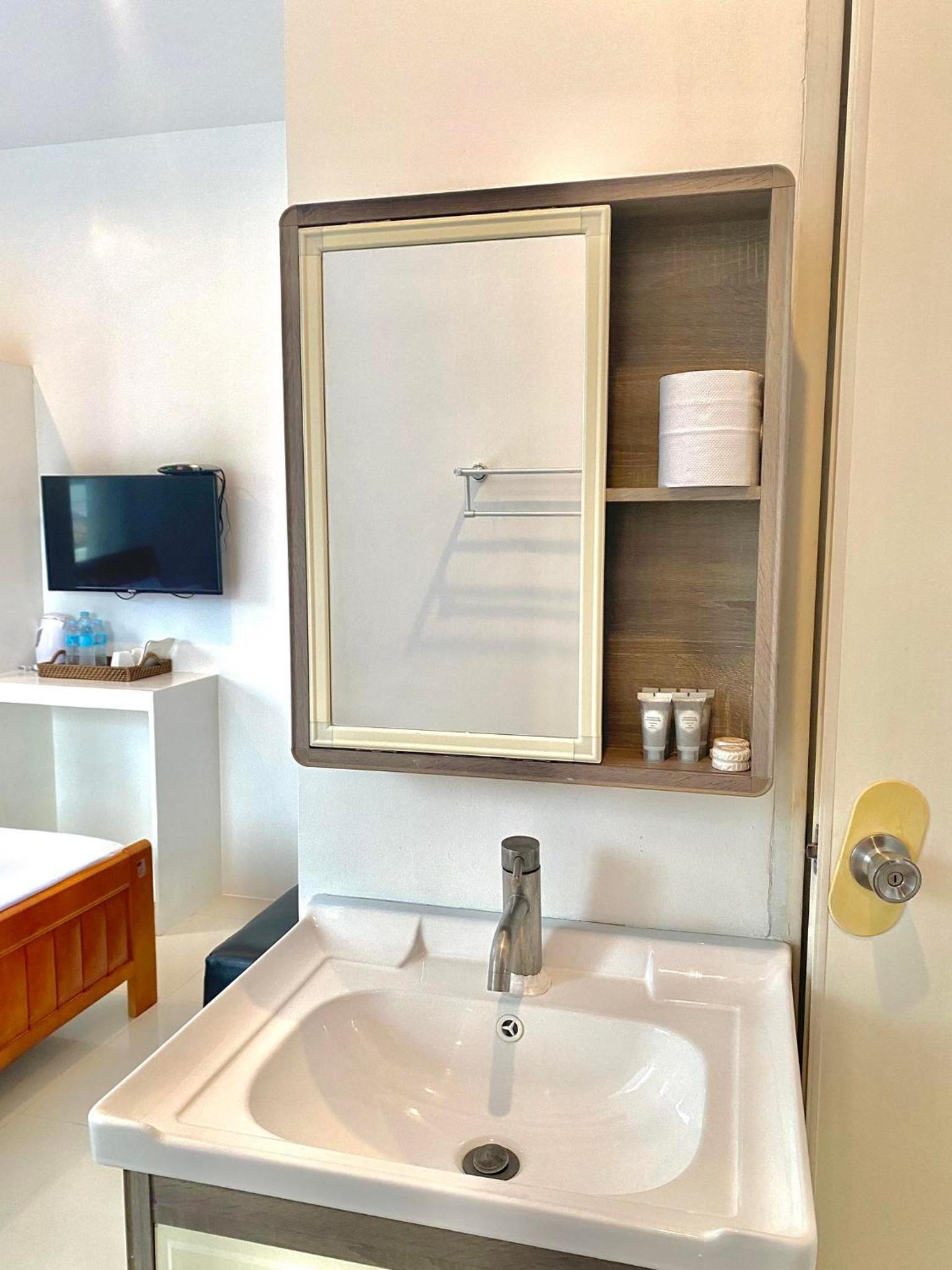 Deluxe Room - Photo 18