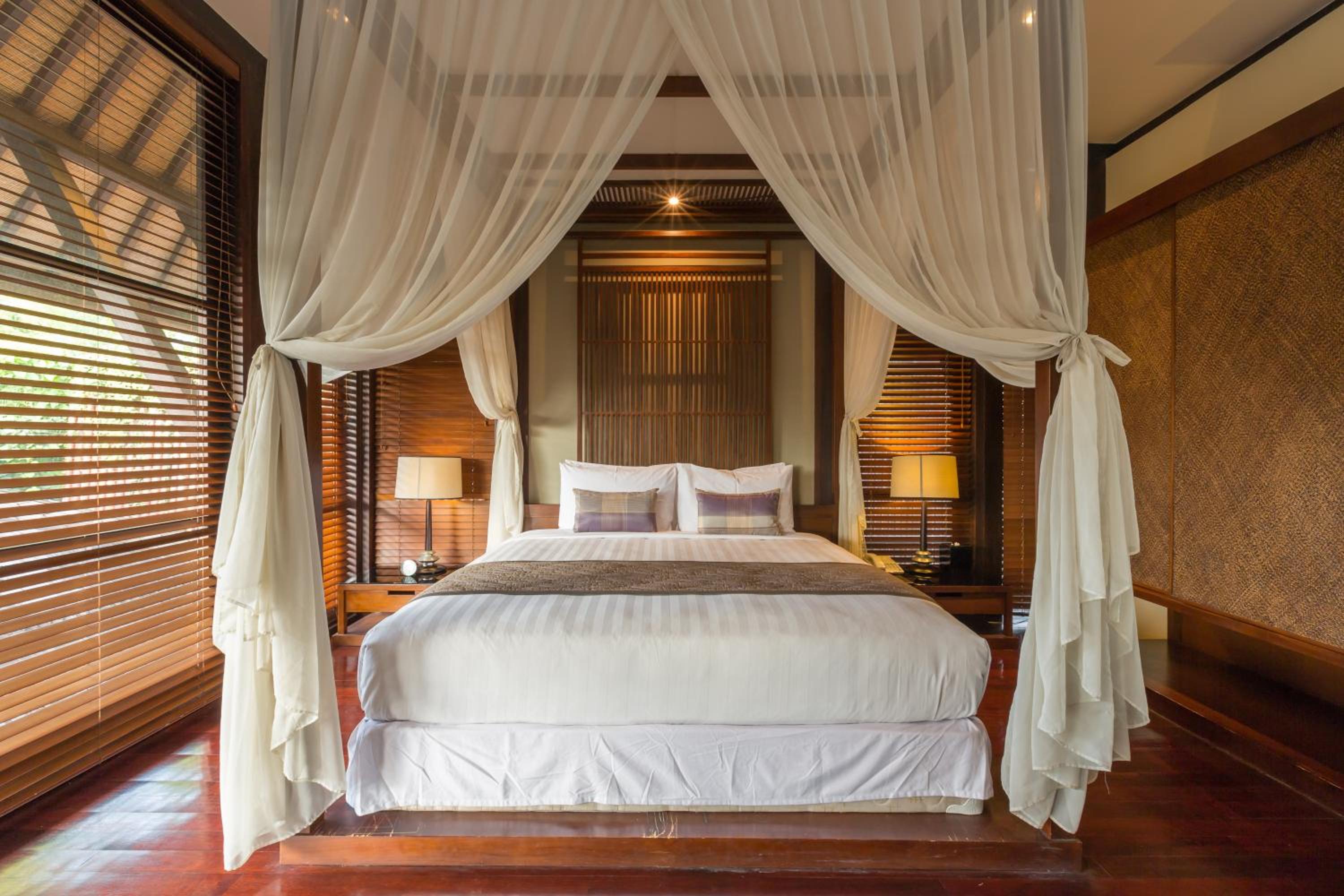 Große Vier-Schlafzimmer-Poolvilla