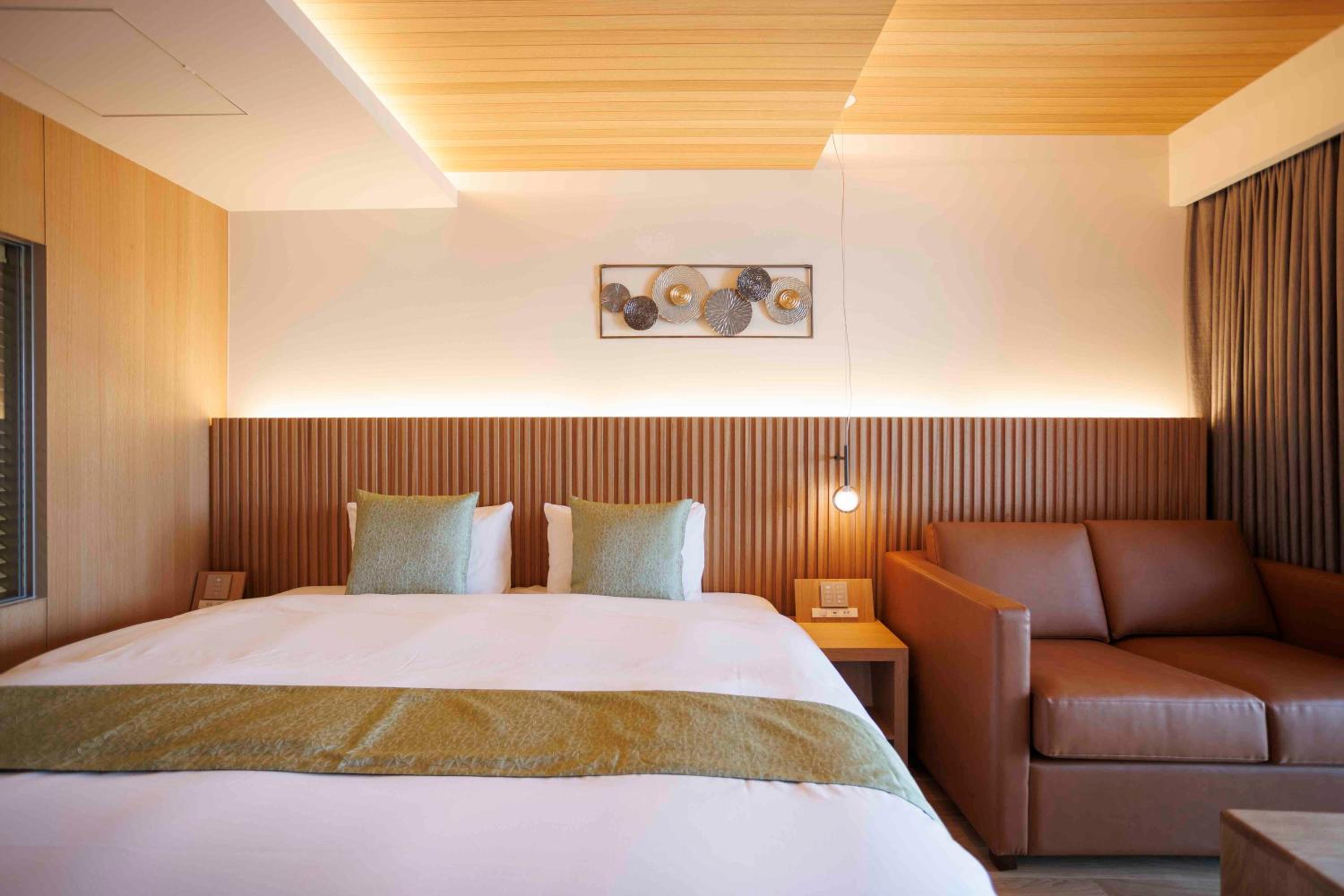 King Room with Balcony - Photo 7
