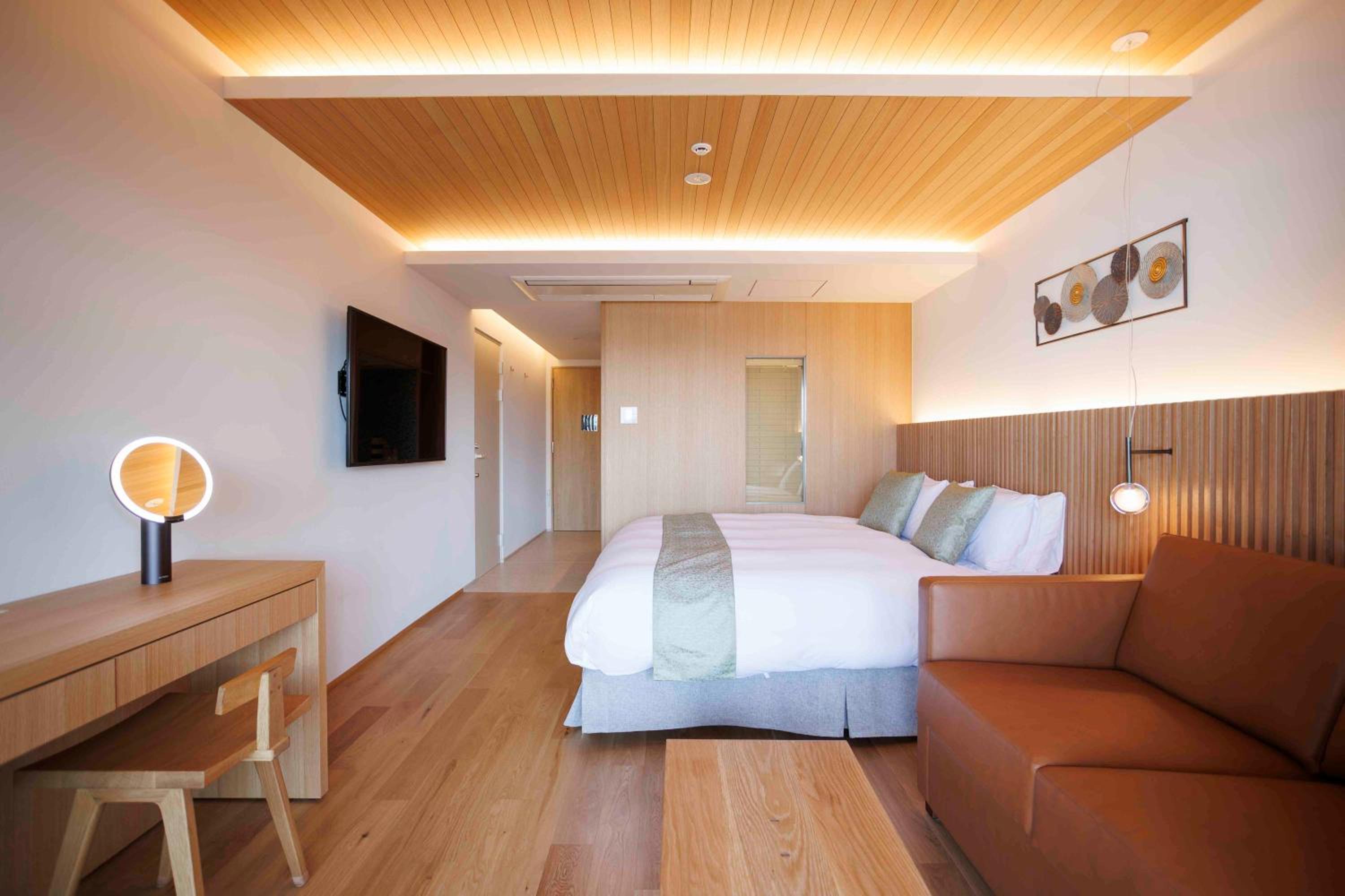 King Room with Balcony - Photo 4