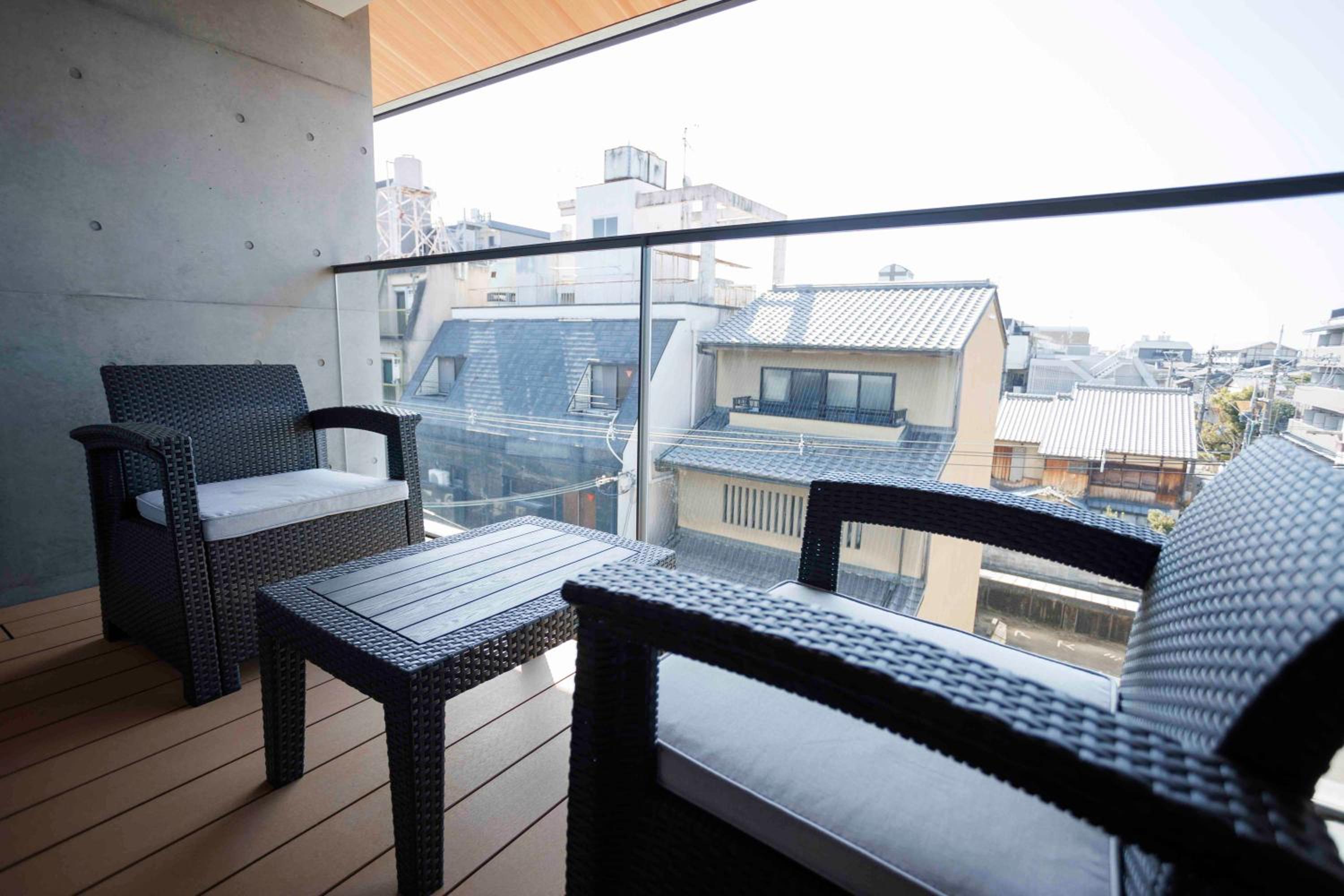 King Room with Balcony - Photo 5