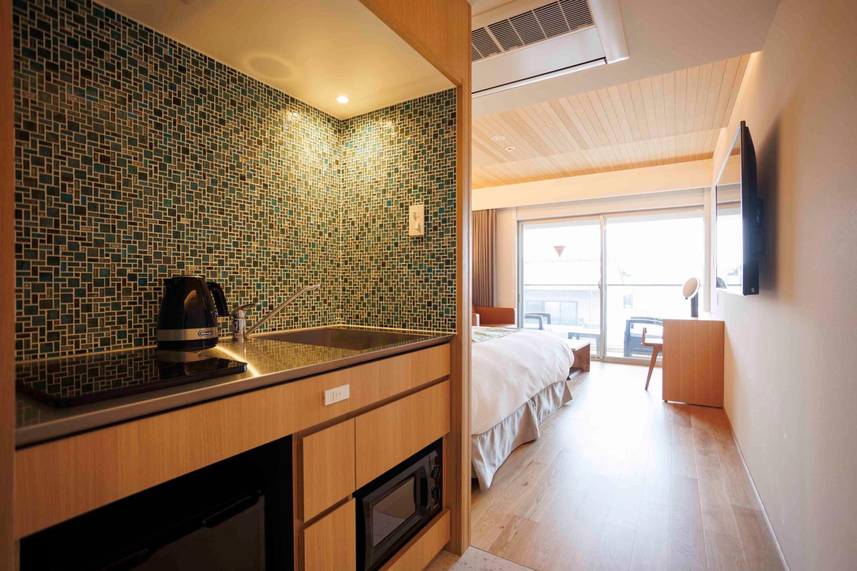 King Room with Balcony - Photo 6