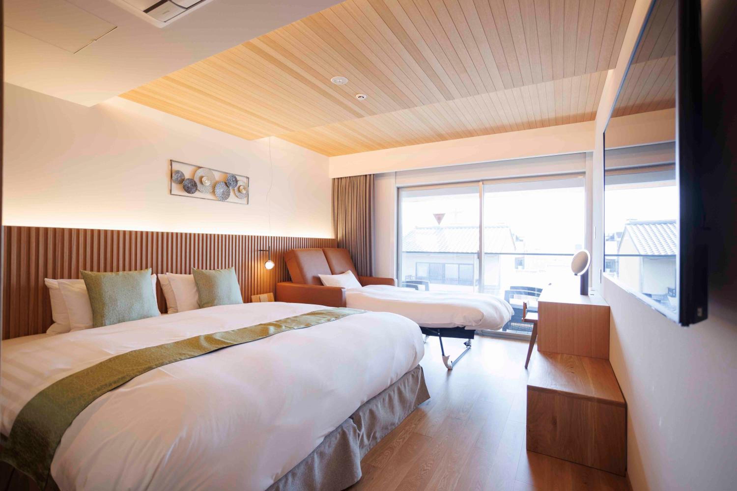 King Room with Balcony - Photo 8