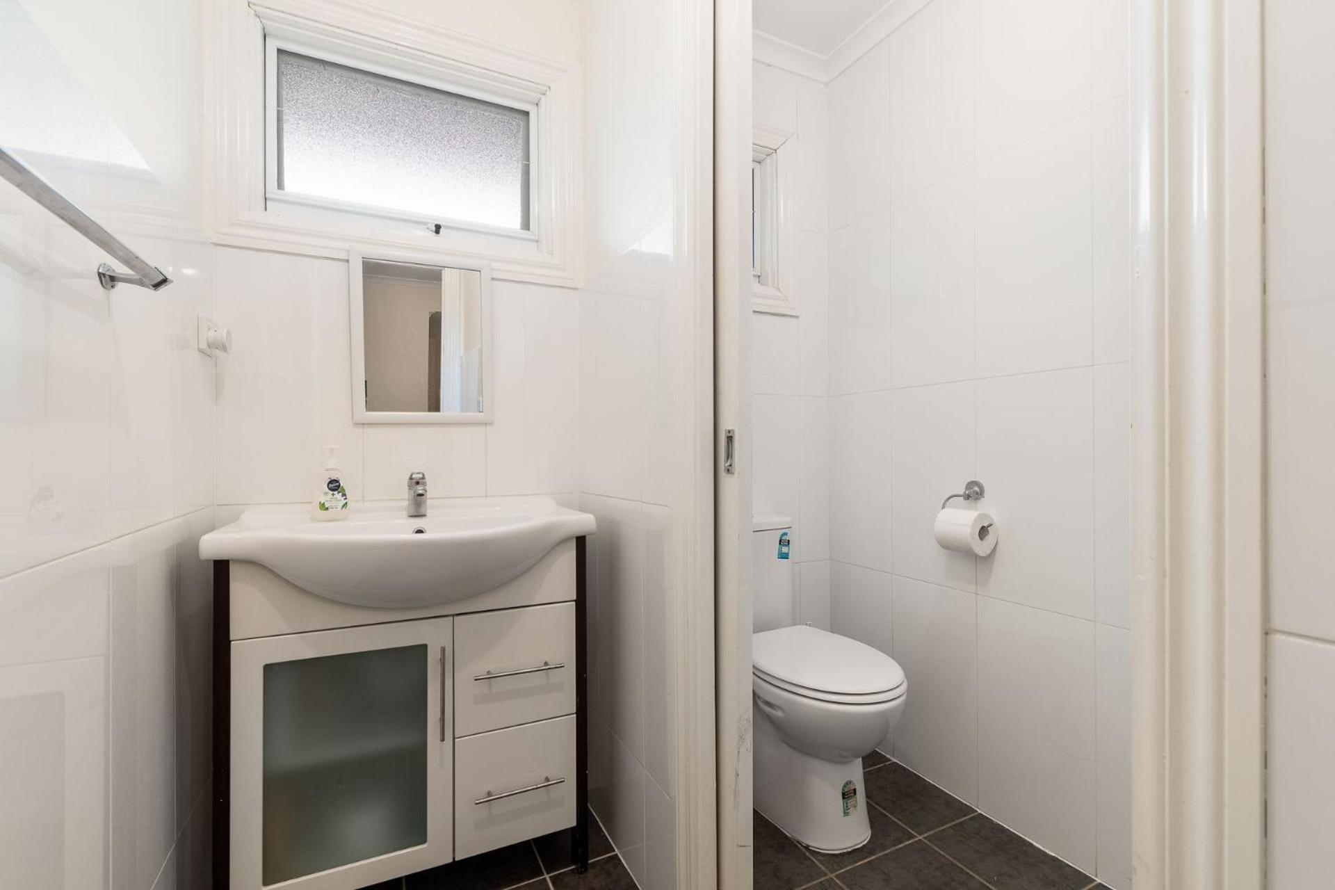 Seven-Bedroom House photo 3