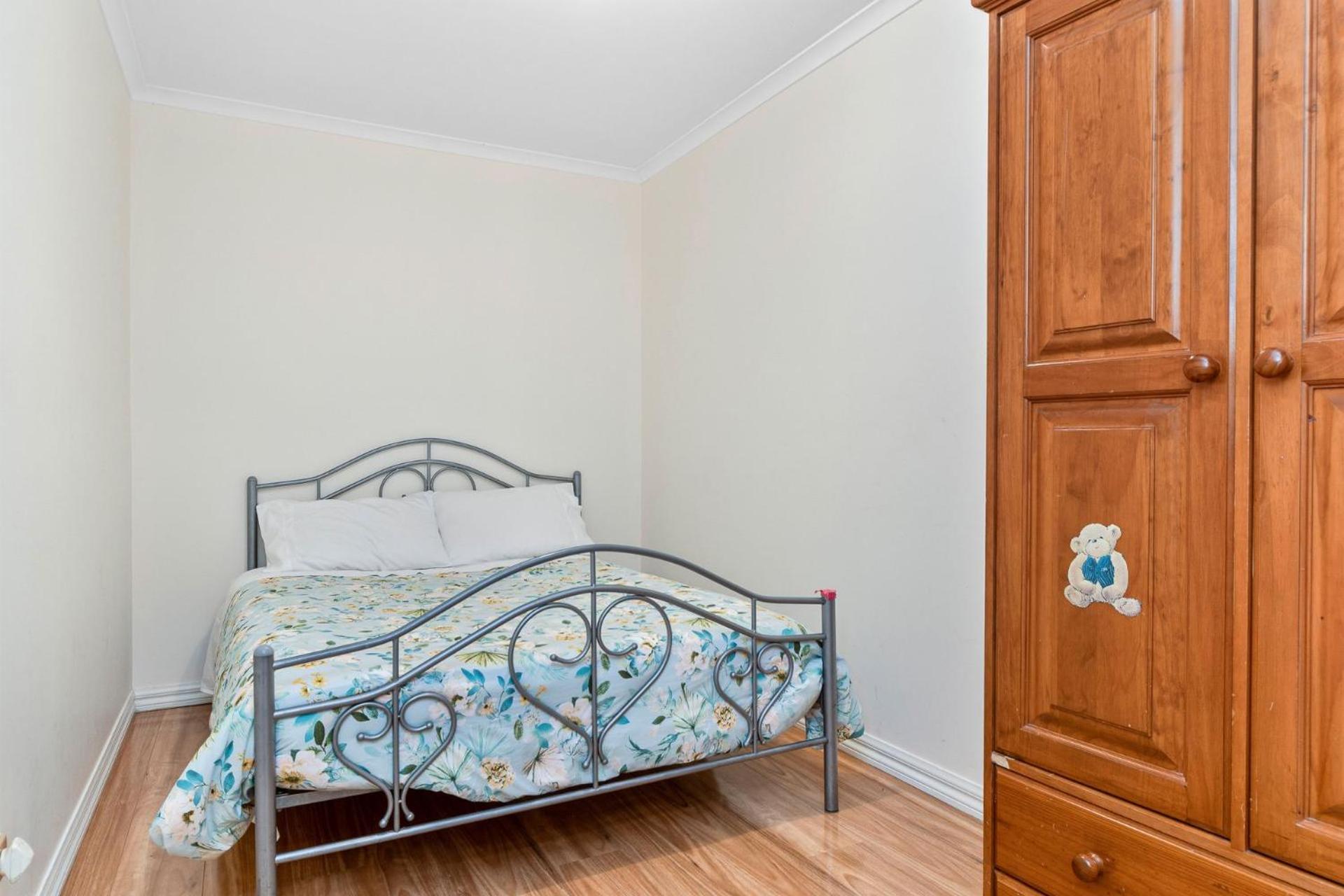 Seven-Bedroom House photo 2