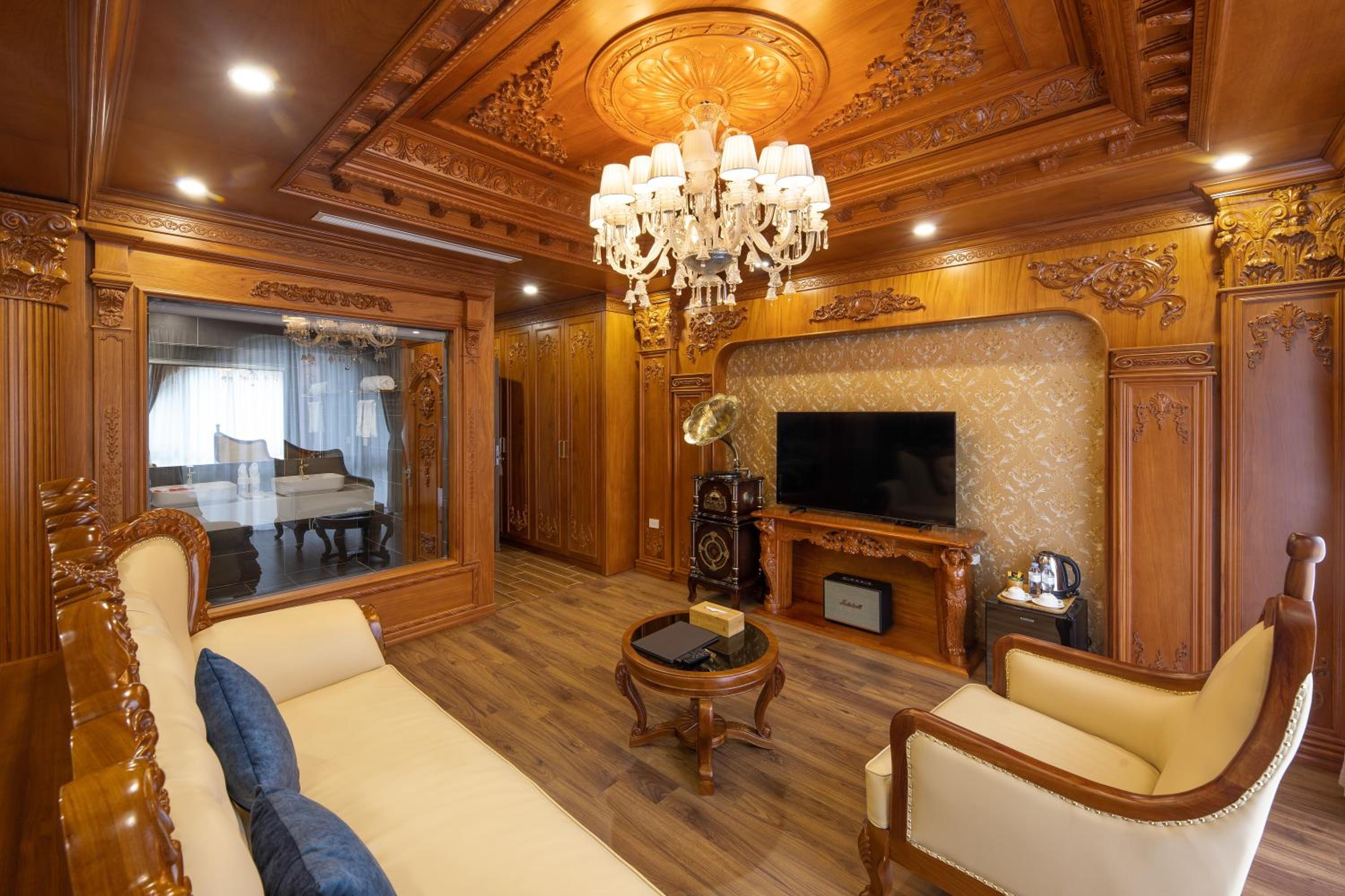 Executive Suite - Photo 12