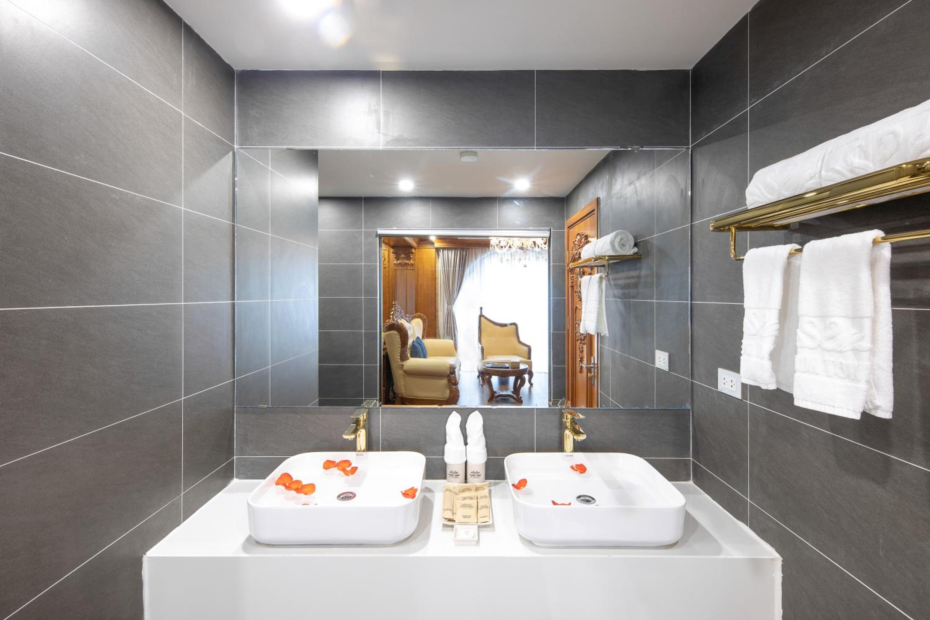 Executive Suite - Photo 3
