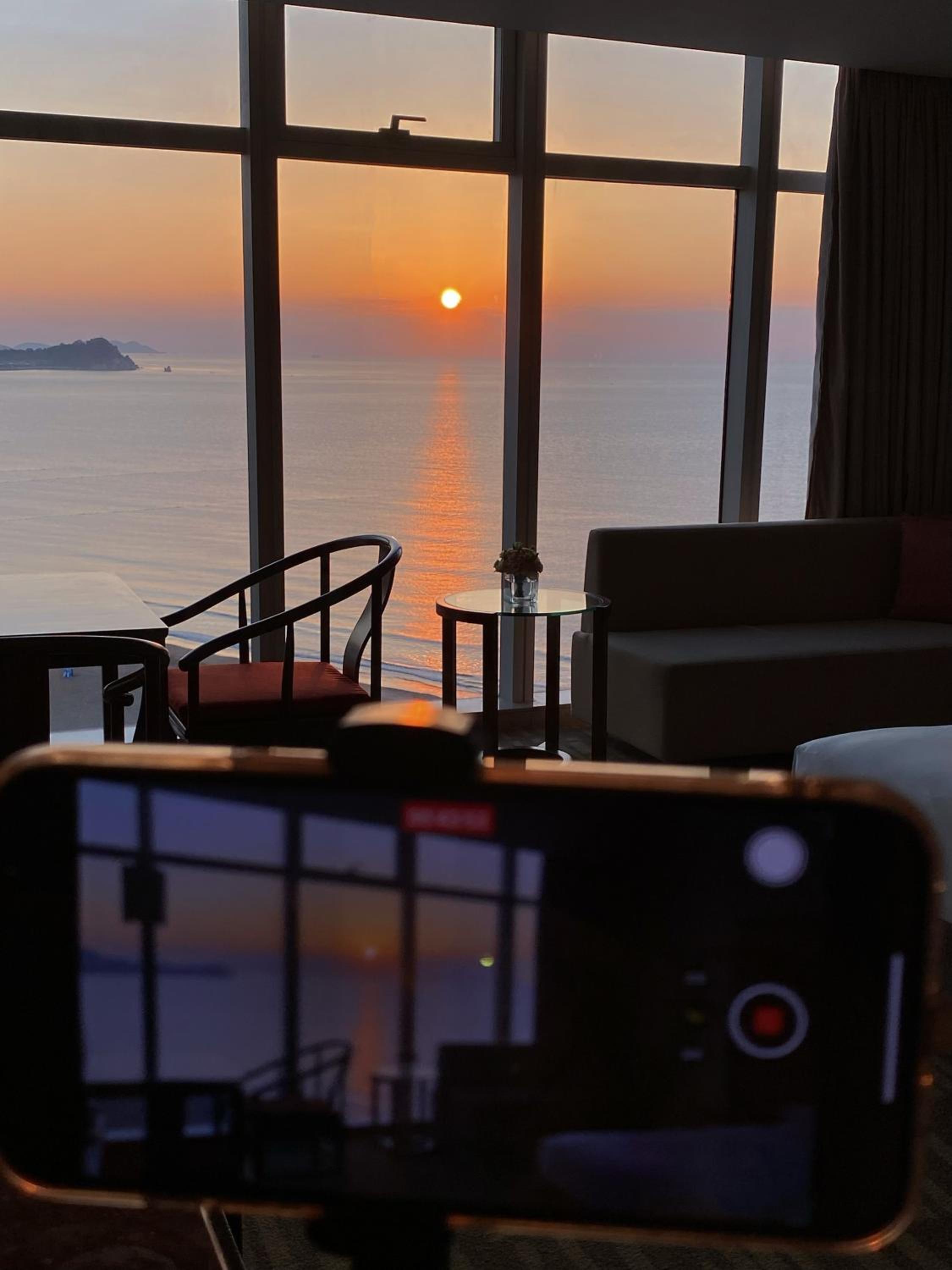 Deluxe King Room with Ocean View photo 2