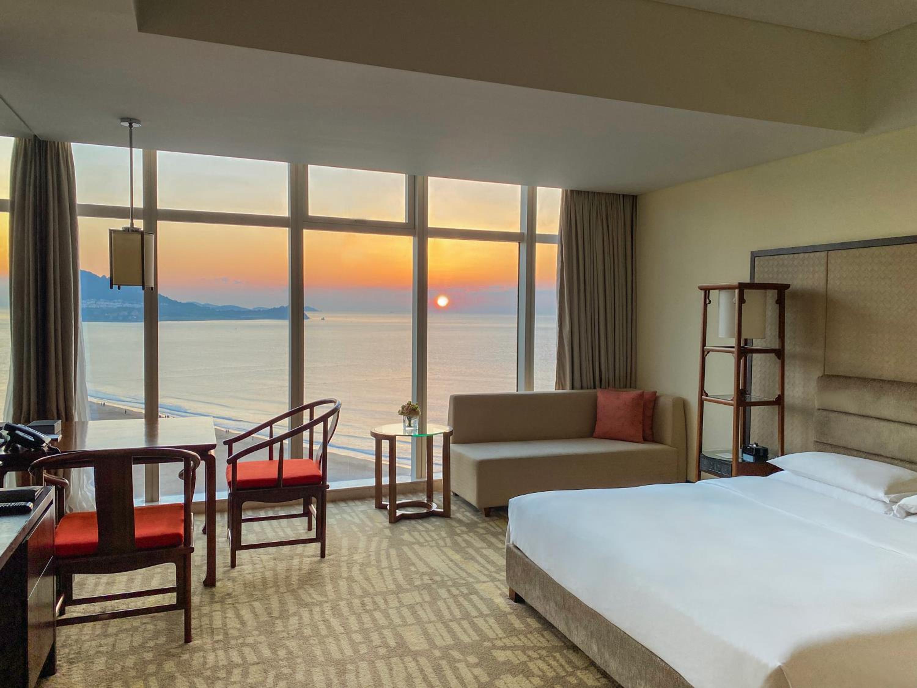 Deluxe King Room with Ocean View photo 3