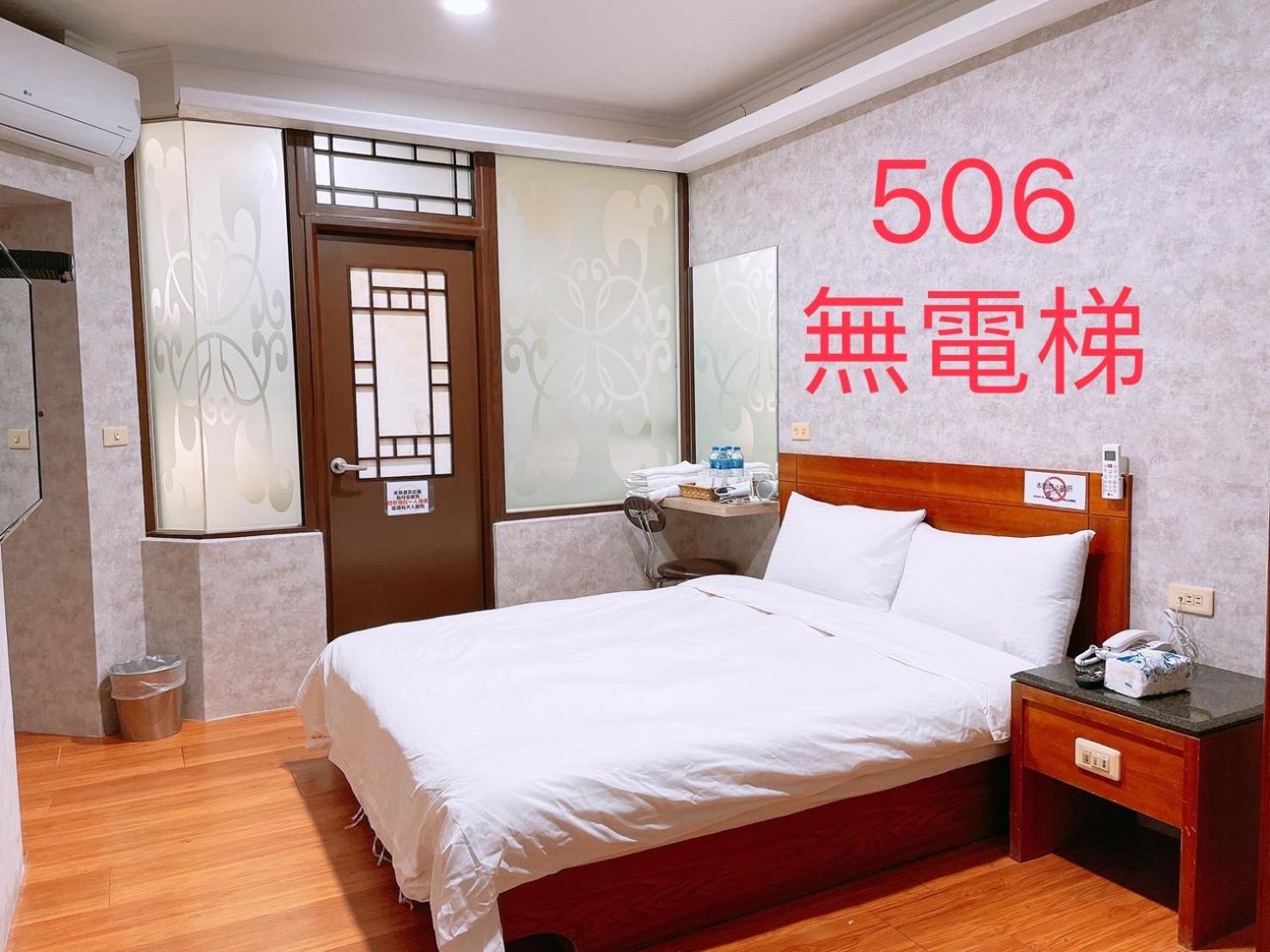 Single Room with Bath photo 1