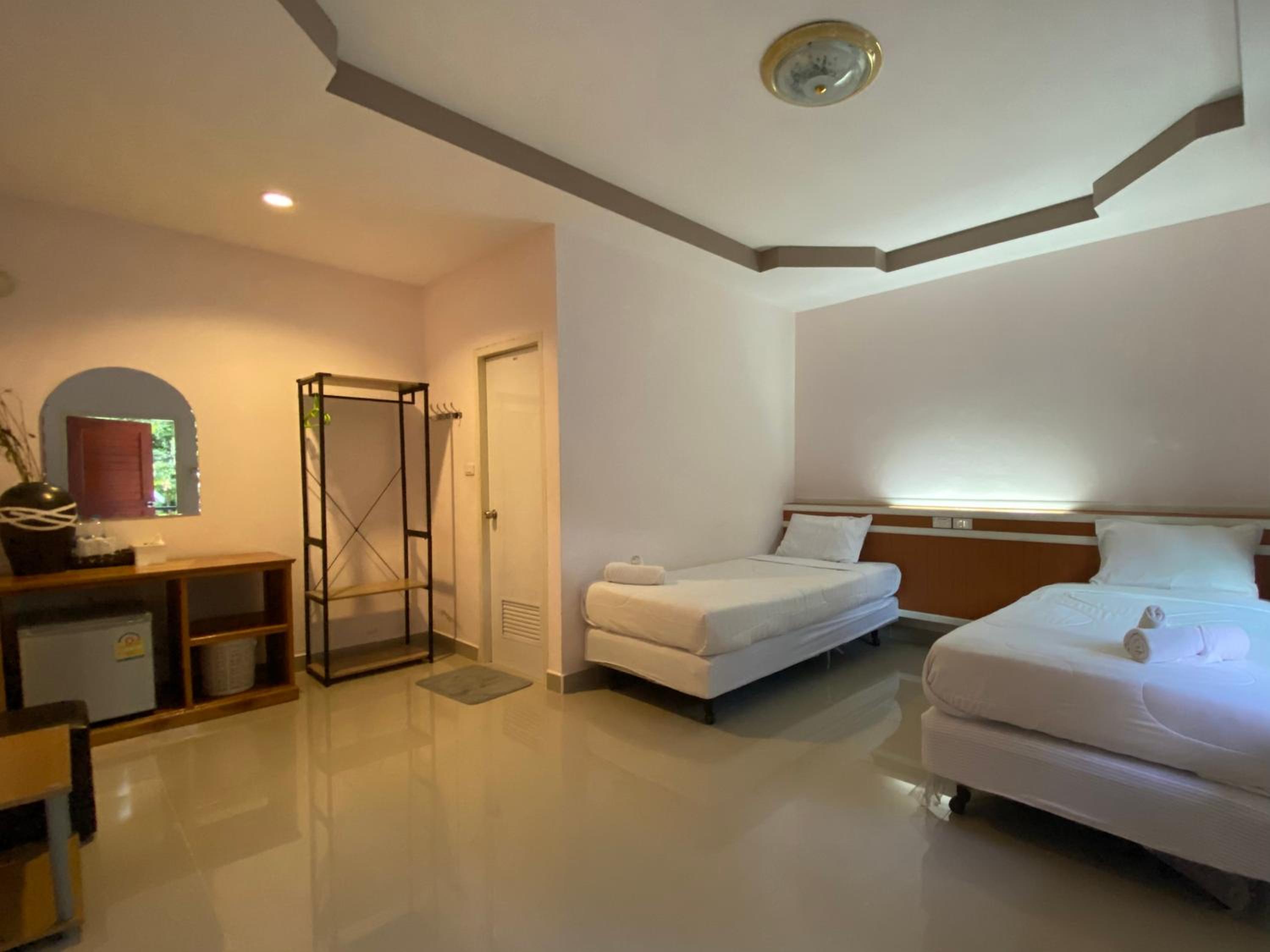 Large Twin Room - Photo 1