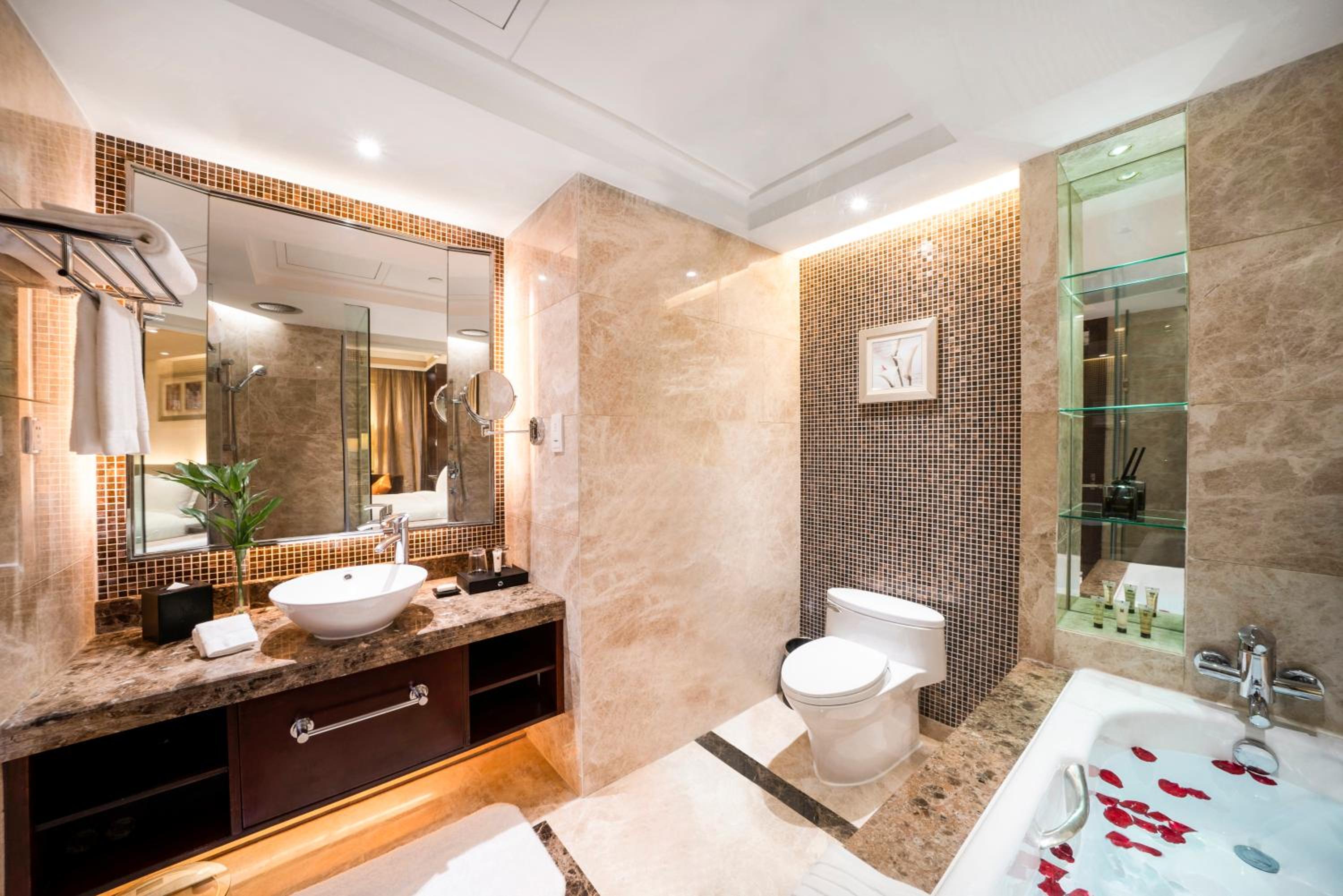 Executive Suite - Photo 2