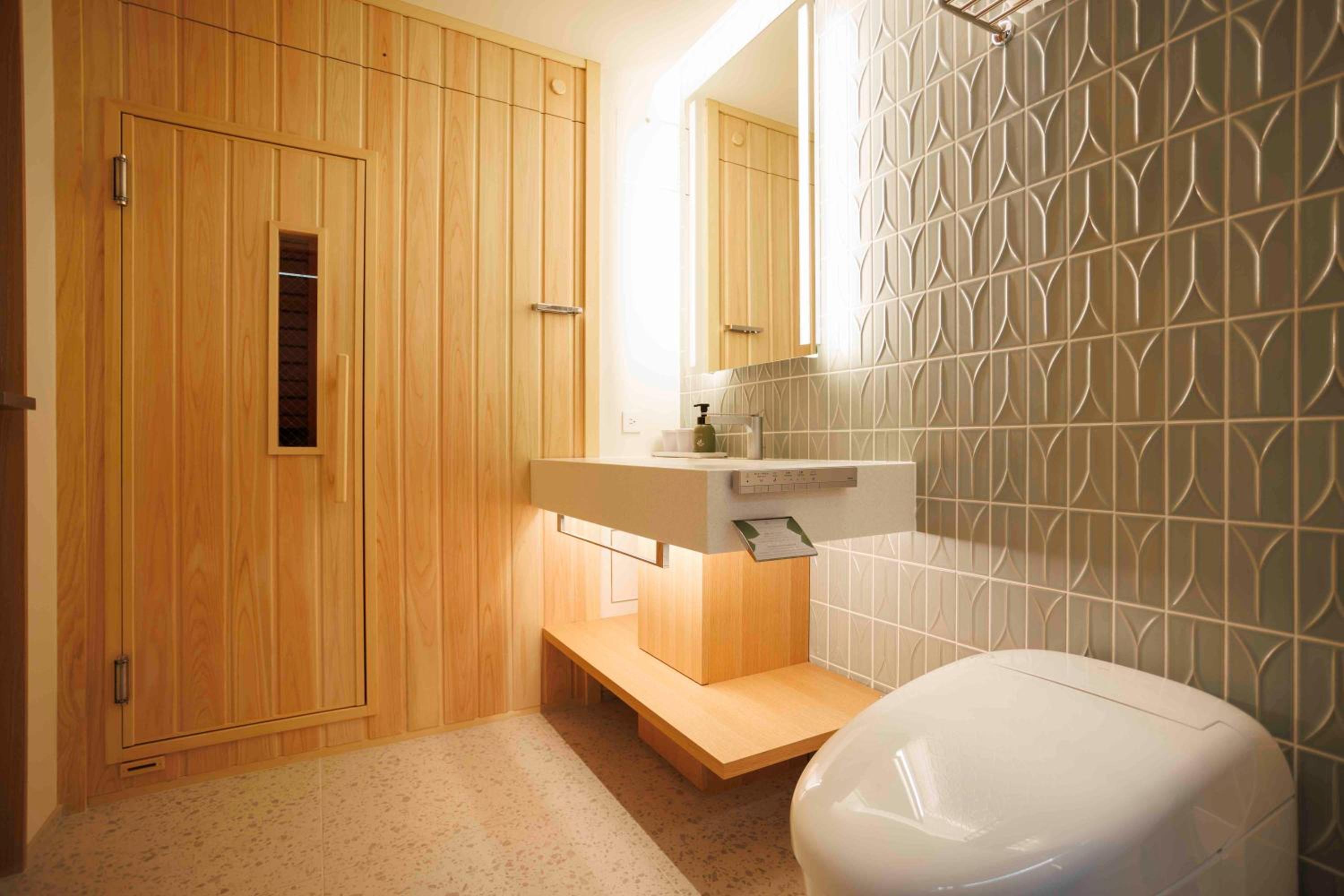 Deluxe Family Room with Sauna - Photo 10